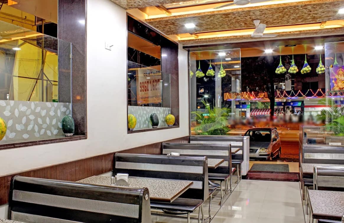 maharashtrian thali, veg thali, puran poli, bhakri, vegetarian restaurants - Mathura Pure Veg - img1