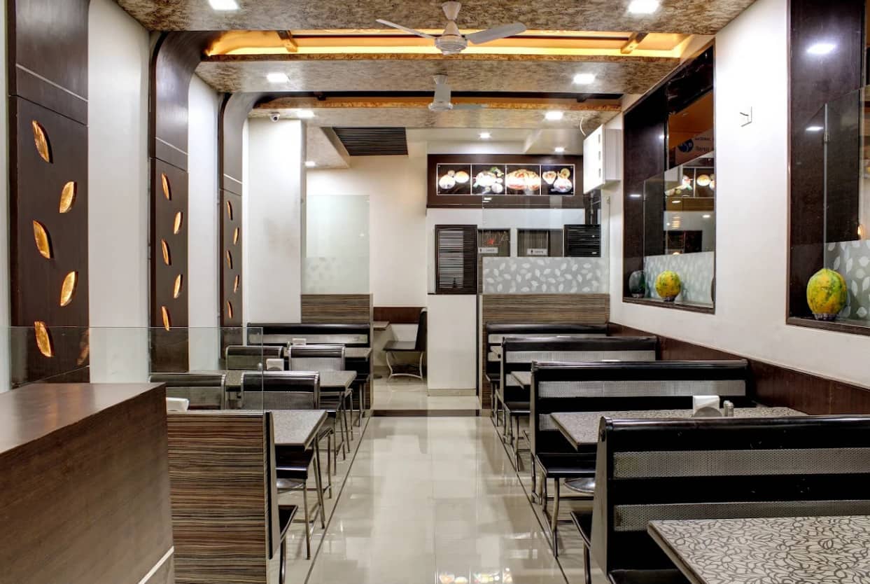 maharashtrian thali, veg thali, puran poli, bhakri, vegetarian restaurants - Mathura Pure Veg - img5