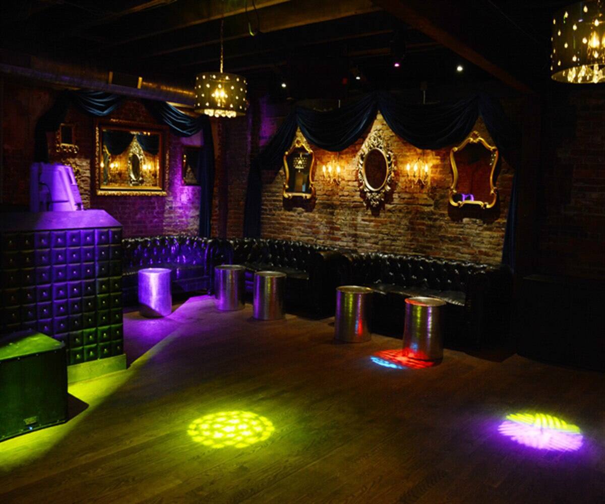 Reviews of Voyeur, Washington Square picture