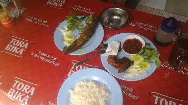 Malas Keluar Kantor 4 Ayam Berlumur Sambal Enak Ini Bisa