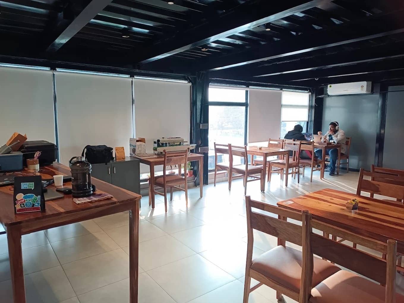 specialty coffee, specialty coffee shops, specialty coffee cafes, coffee roasters, third wave coffee, artisanal coffee, pour over coffee - Half Light Coffee Roasters - img1