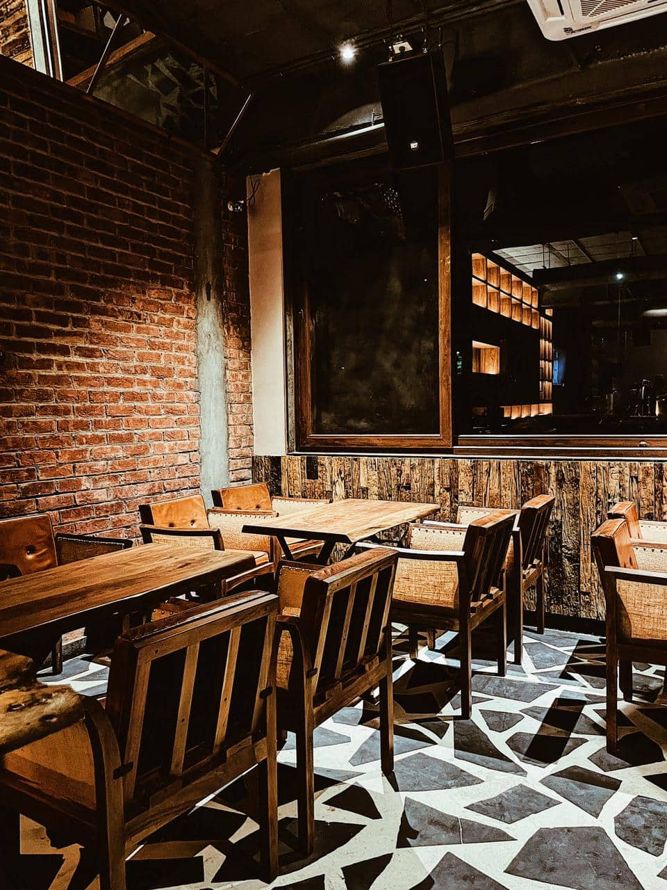 after parties, after party places, late night parties, nightlife, late night bars, nightclubs, party places, pubs, dance clubs, late night restaurants - Hops n Grains Kitchen & Microbrewery - img1