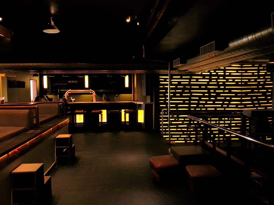 resto bars, bars, pubs, bar and restaurant, cocktail bars - Vapour Pub & Restaurant - img1