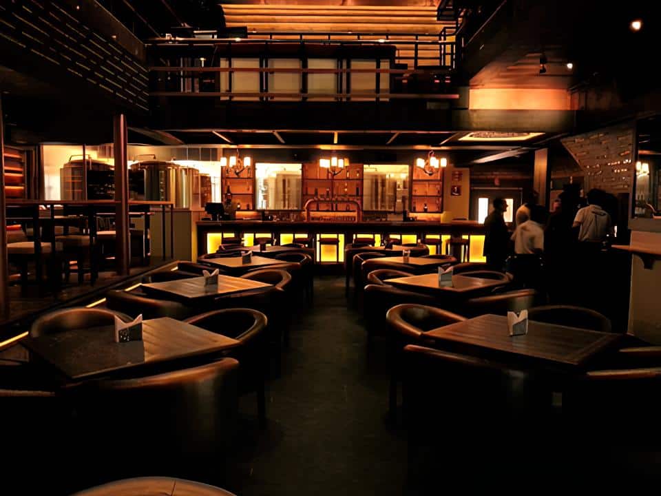 resto bars, bars, pubs, bar and restaurant, cocktail bars - Vapour Pub & Restaurant - img2