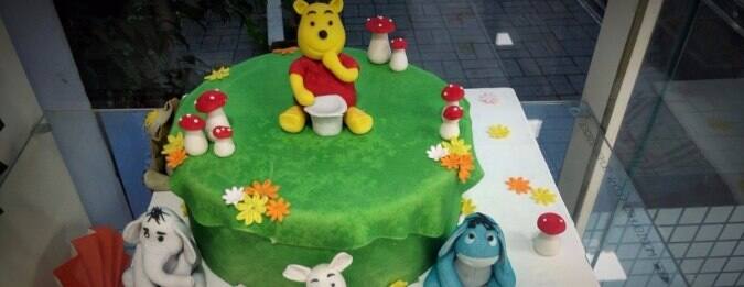 A very simple Winnie the Pooh cake for my nephew : r/cakedecorating