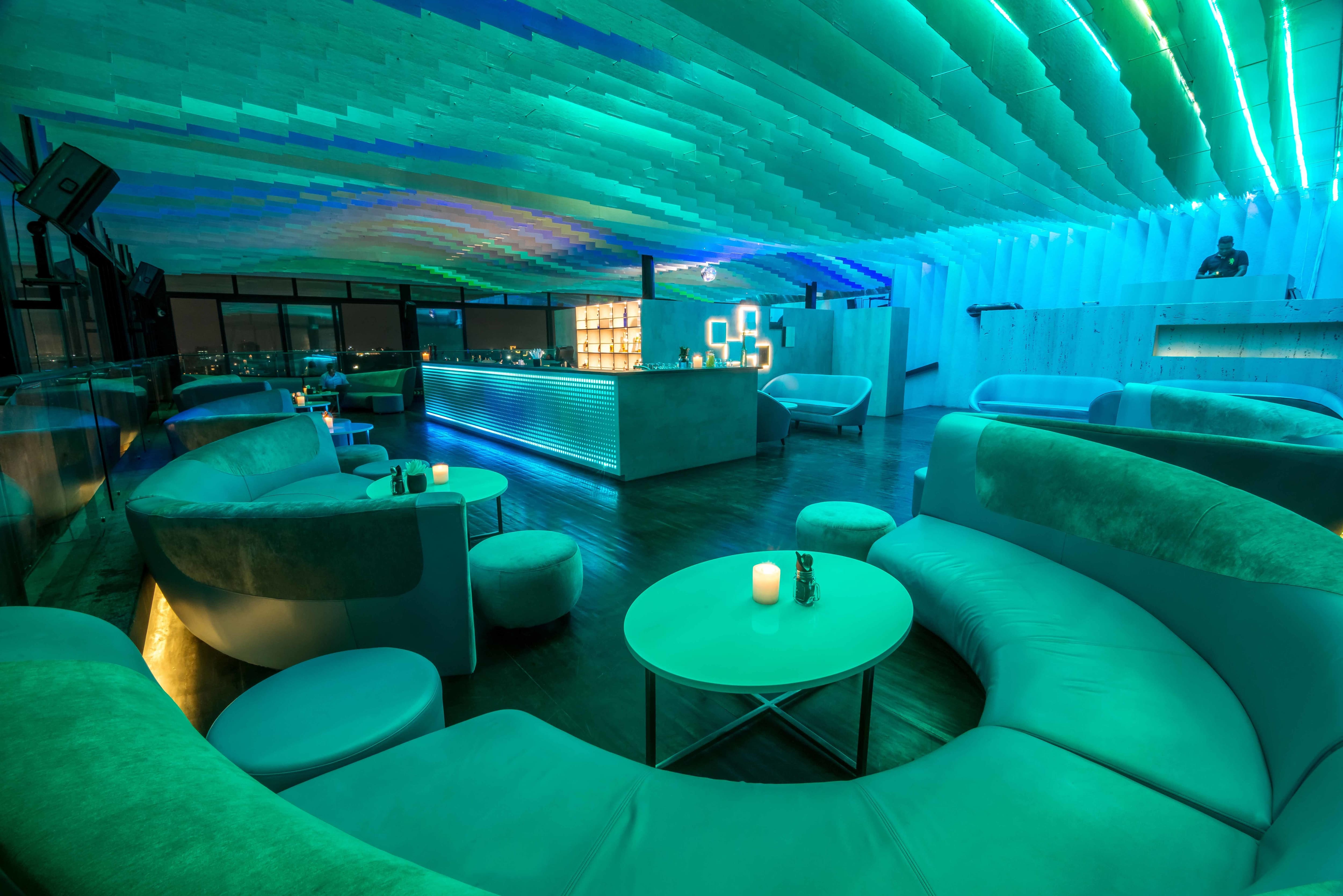 ladies night, ladies night out, girls night out, girls night, ladies night bars, cocktail bars, pubs, nightlife, party places, clubs - Evviva Sky Lounge - Crowne Plaza Pune City Centre - img5