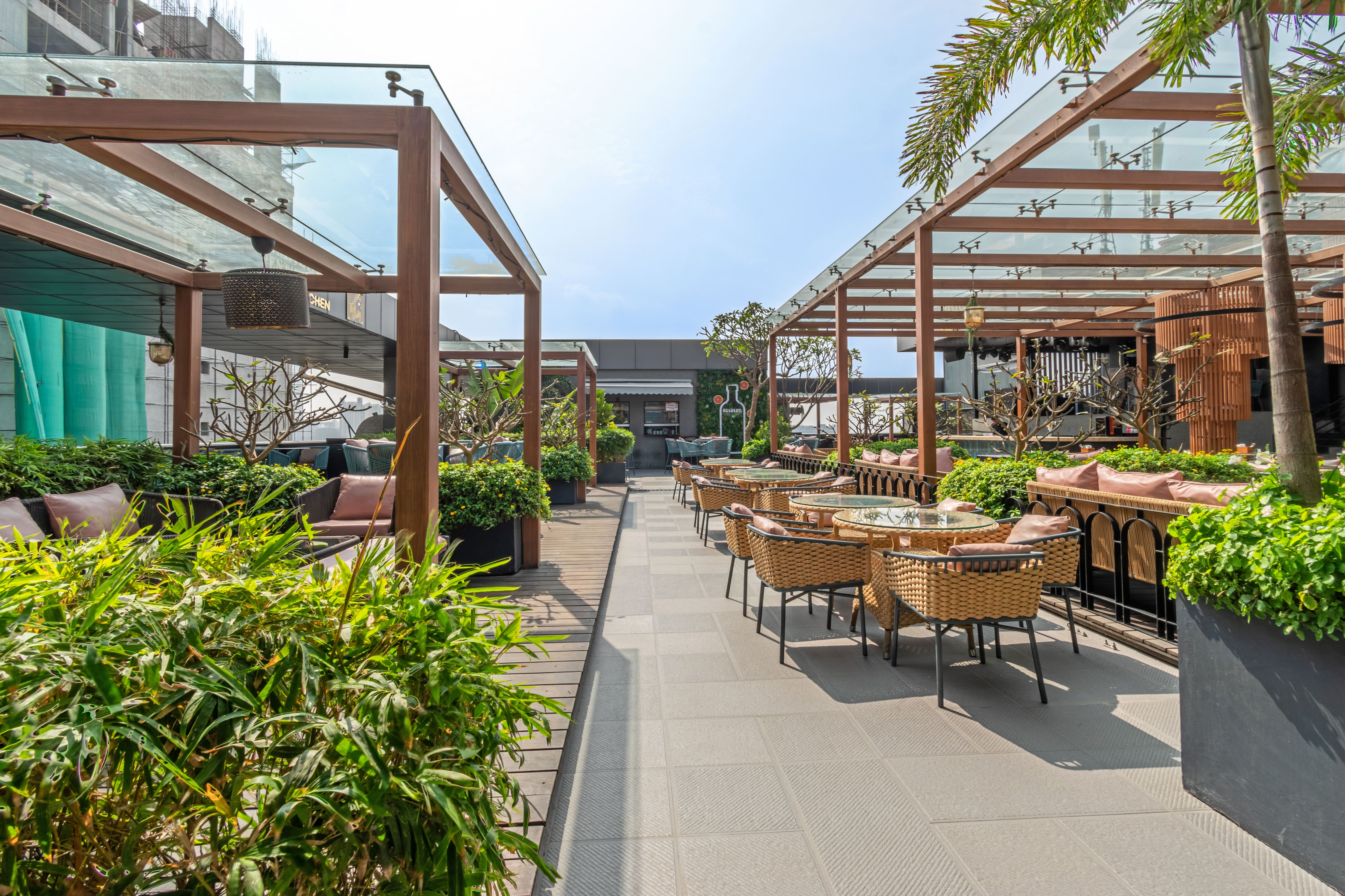 party bars, nightlife, fun bars for groups, night spots, late night bars, night clubs, dance clubs, party clubs near me, nightlife near me - Mamalola Penthouse Bar & Kitchen - img3