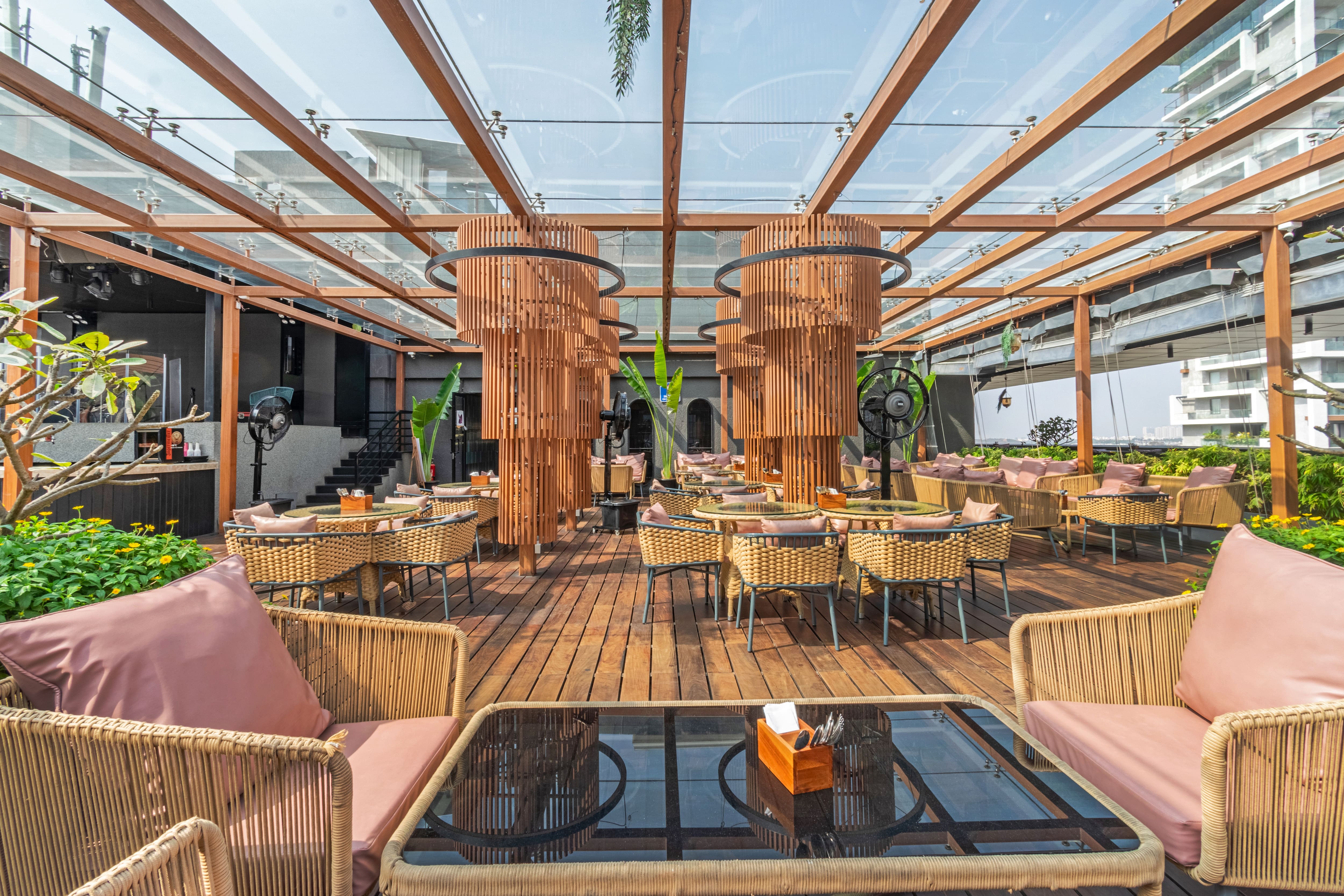 party bars, nightlife, fun bars for groups, night spots, late night bars, night clubs, dance clubs, party clubs near me, nightlife near me - Mamalola Penthouse Bar & Kitchen - img2