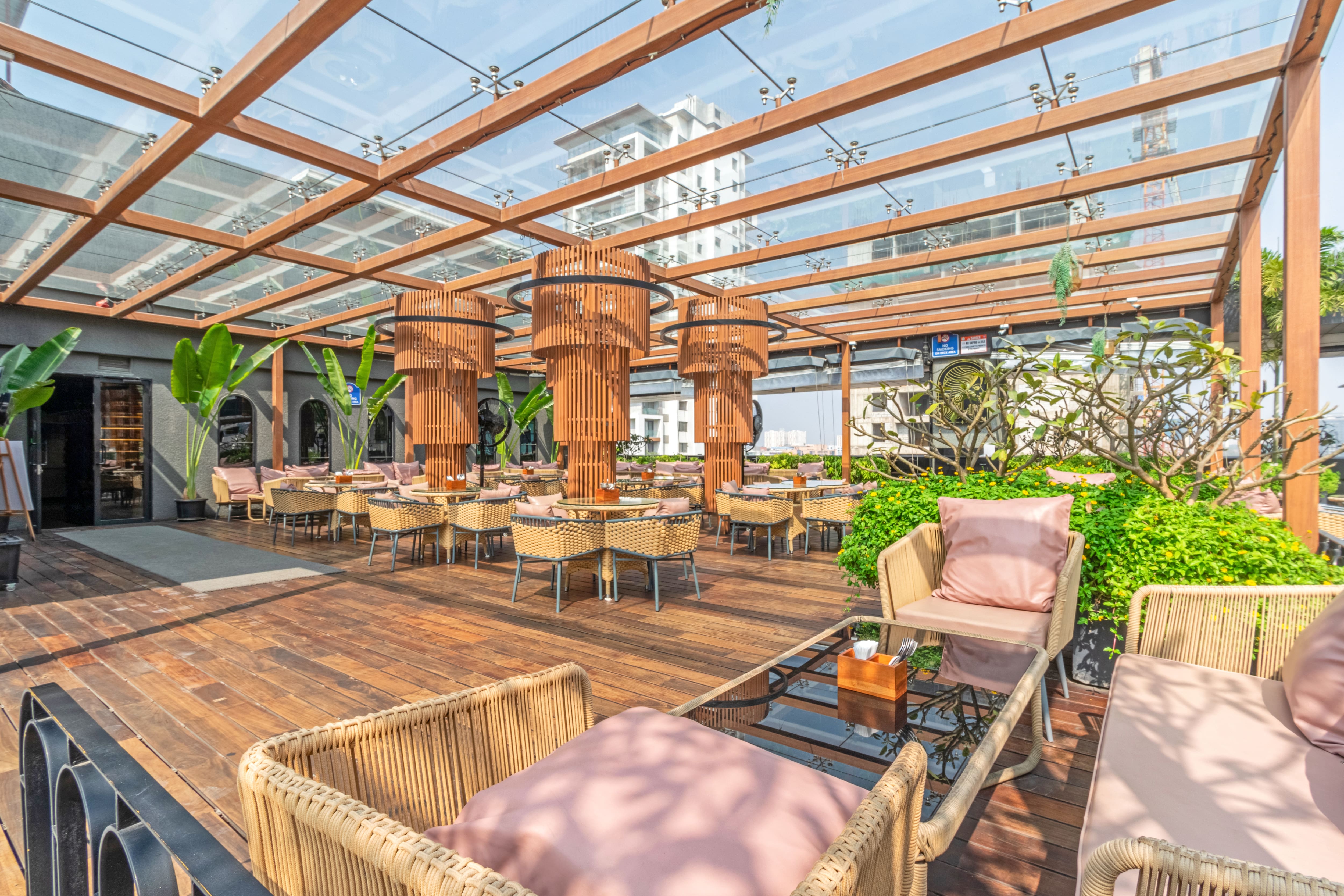 party bars, nightlife, fun bars for groups, night spots, late night bars, night clubs, dance clubs, party clubs near me, nightlife near me - Mamalola Penthouse Bar & Kitchen - img1