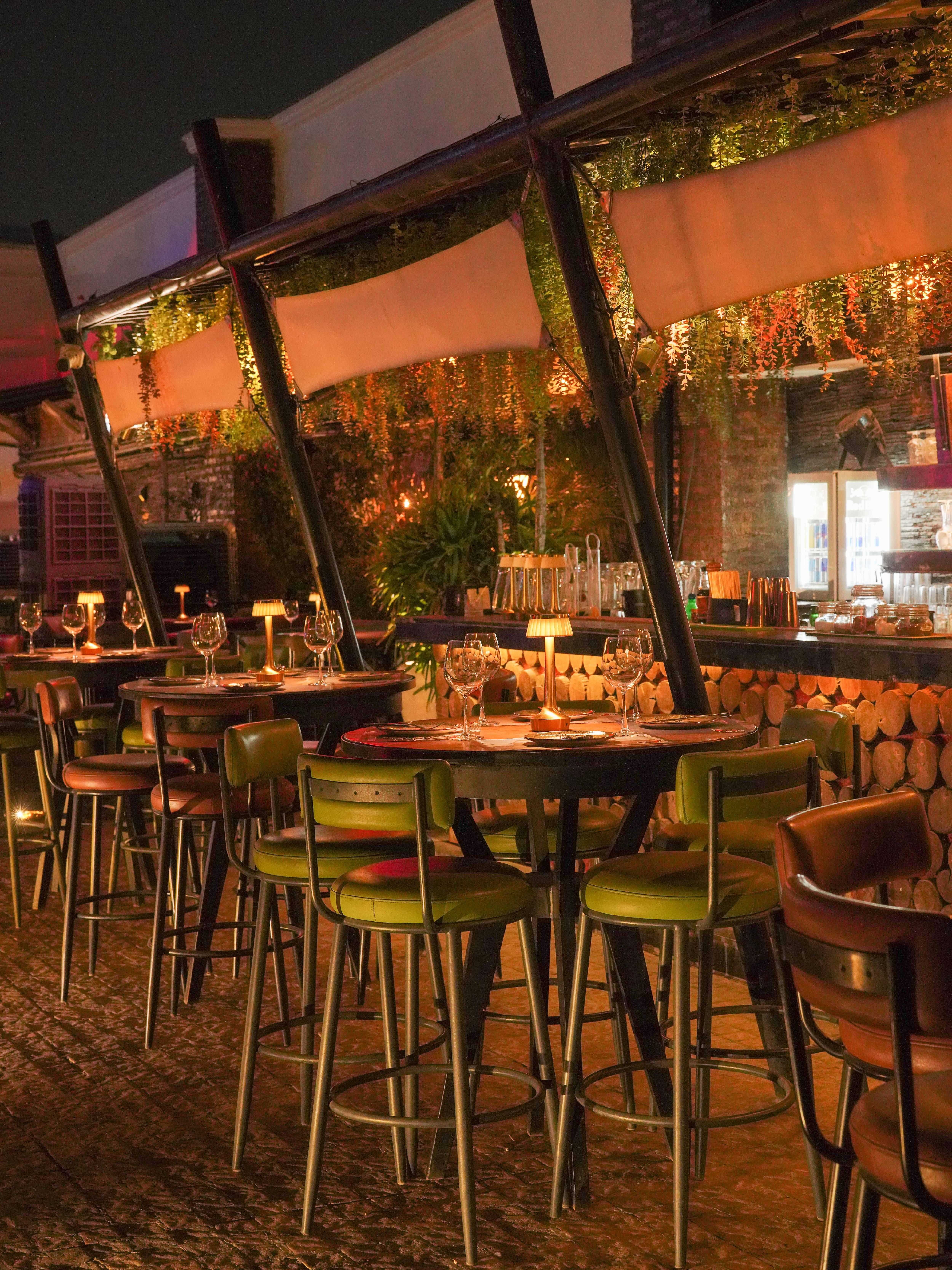 microbreweries, microbreweries near me, craft beer, breweries with food, breweries with food near me, brewery restaurant near me, craft beer near me - Soi 7 Pub & Brewery - img3