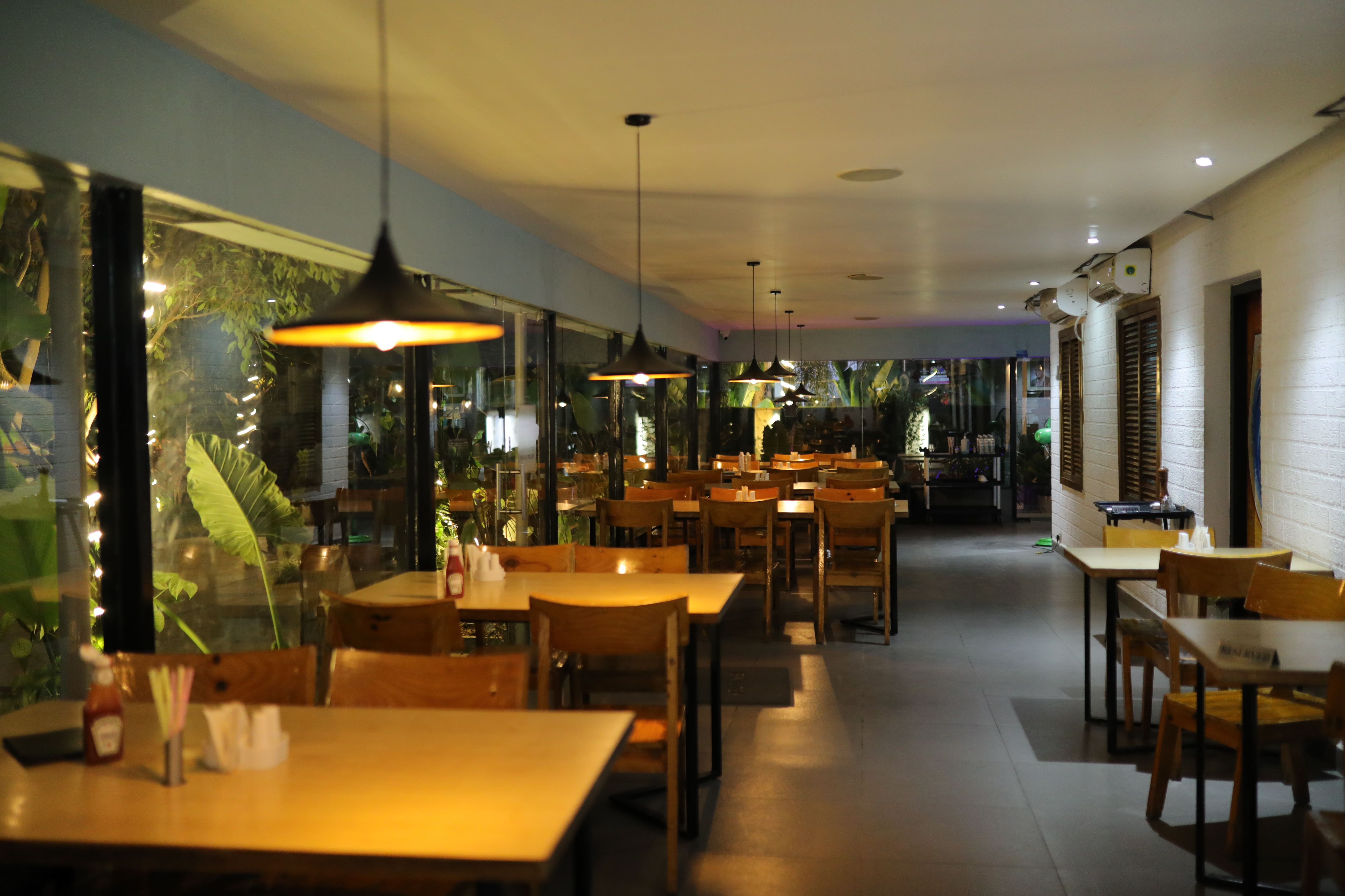 burger, burgers, burger joints, burger restaurants, gourmet burgers, smash burgers, chicken burgers, cheeseburgers, best burgers - Thinespo - Cafe and Restaurant - img4