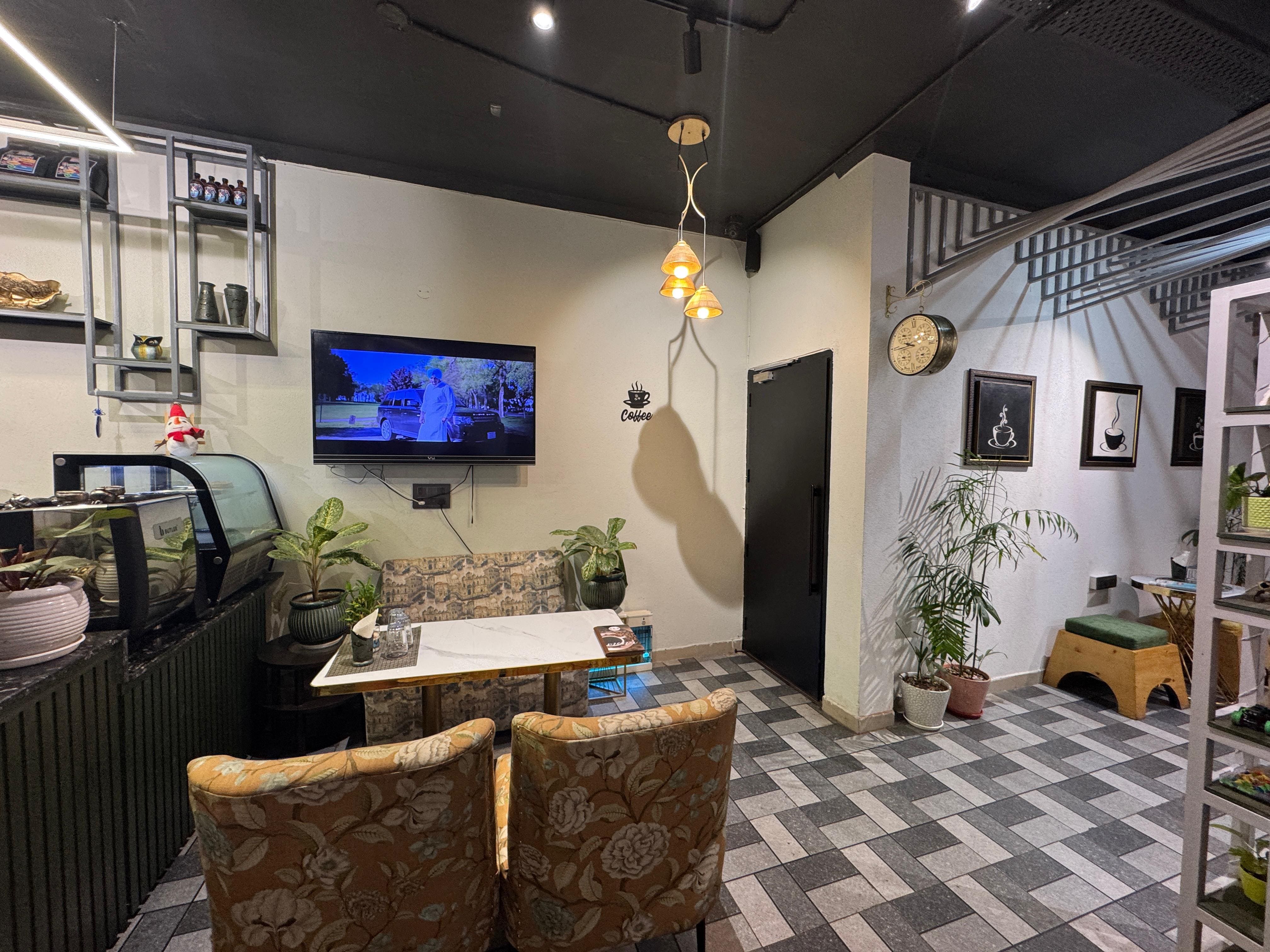 pet friendly cafes, pet friendly restaurants, dog friendly cafes, dog friendly restaurants, pet friendly dining, outdoor cafes, pet friendly dining spaces, cafes with pets, pet friendly brunch - Beans N Brooks Cafe - img4