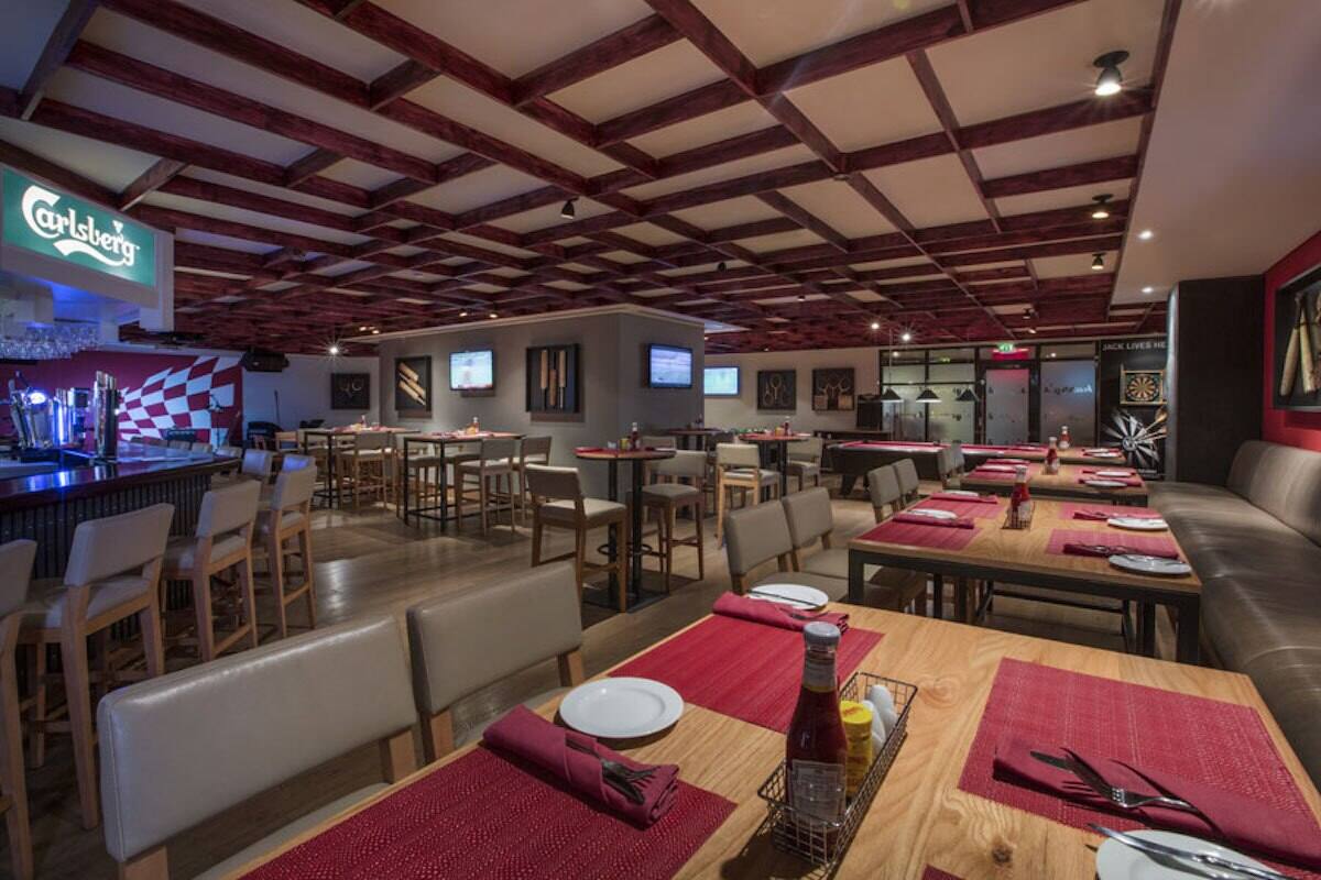 Harry S Sports Bar Crowne Plaza Dubai Deira Al Muteena Dubai