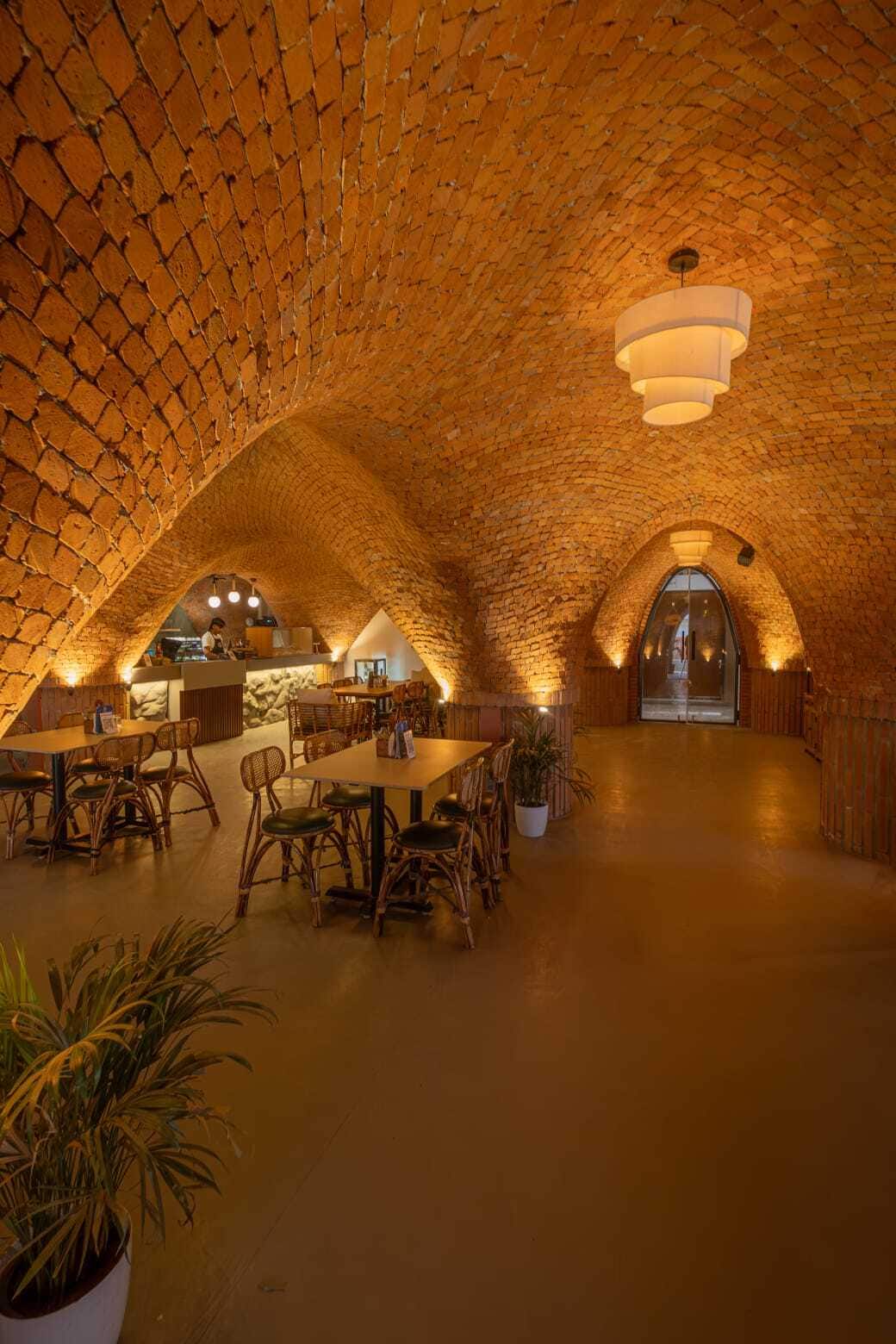 24 hour dining, 24 hour restaurants, late night restaurants, all day dining, breakfast spots, lunch restaurants, dinner restaurants - Surkhi - Cafe - img3