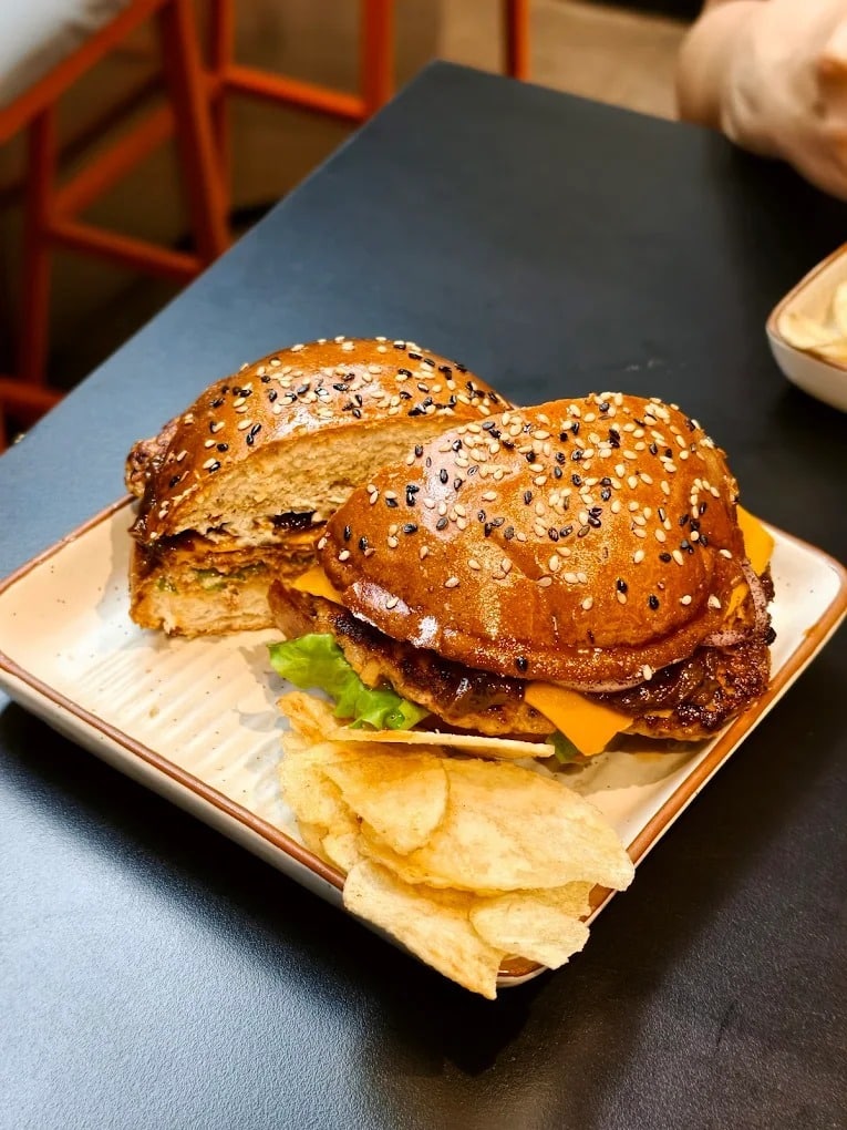 burgers, burger restaurants, best burgers, burger joints, cheeseburgers, chicken burgers, smash burgers, gourmet burgers, veggie burgers - Burgin - img2