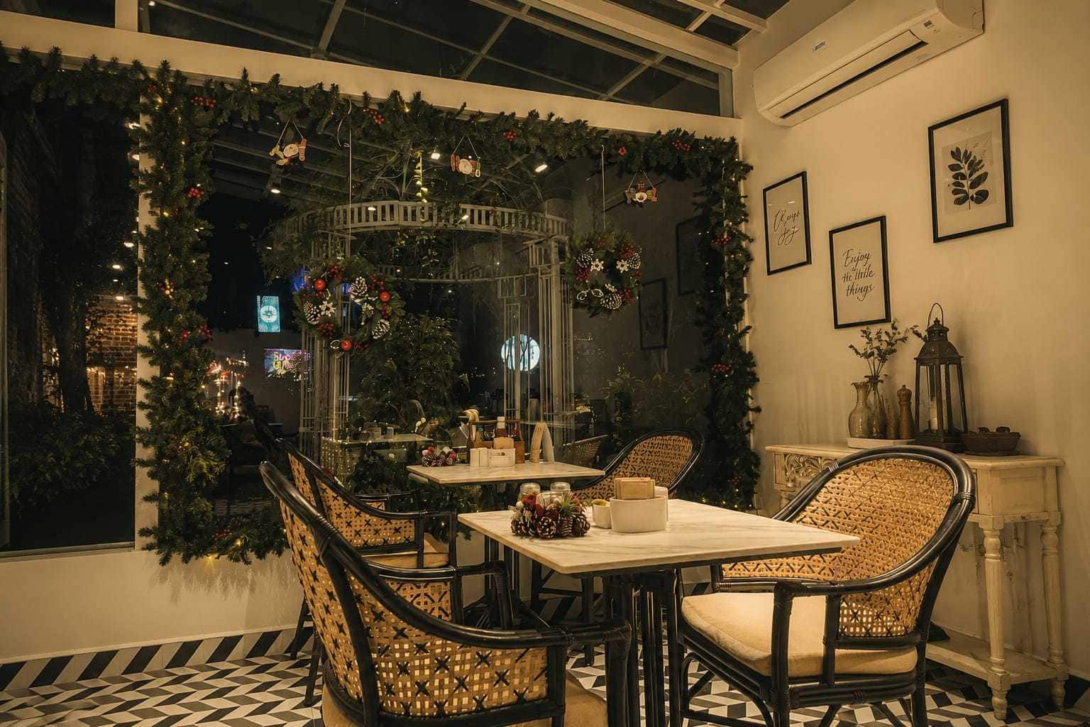 cafes, outdoor cafe near me, outdoor cafes, cafe outdoor seating, cafe with outdoor seating near me - The Brew Room - img5