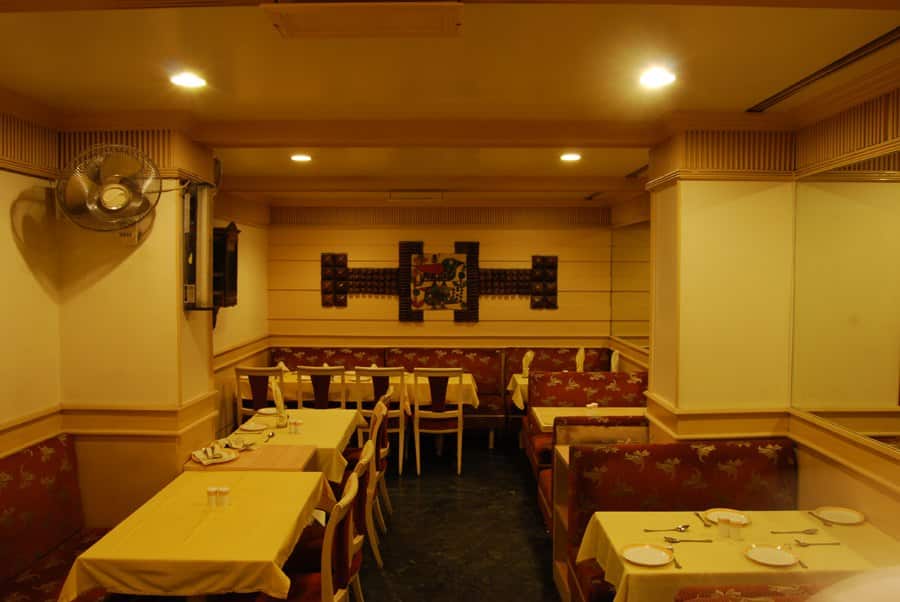 Ghewar, Imarti, Mawa Kachori, daal baati churma, 1135 ad, kaju katli - Niros - img4