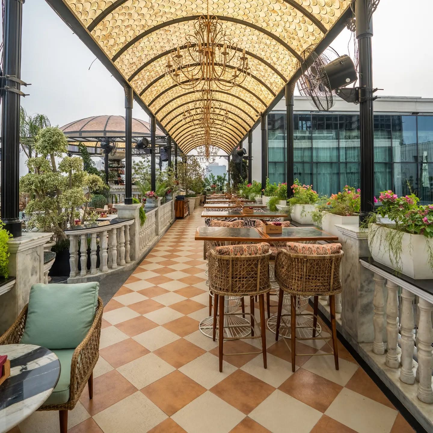 bars near me, wine, pubs near me, breweries near me, rooftop bars, rooftop bar near me, cocktails near me, sky bar, sangria, craft beer - Romeo Lane - img4