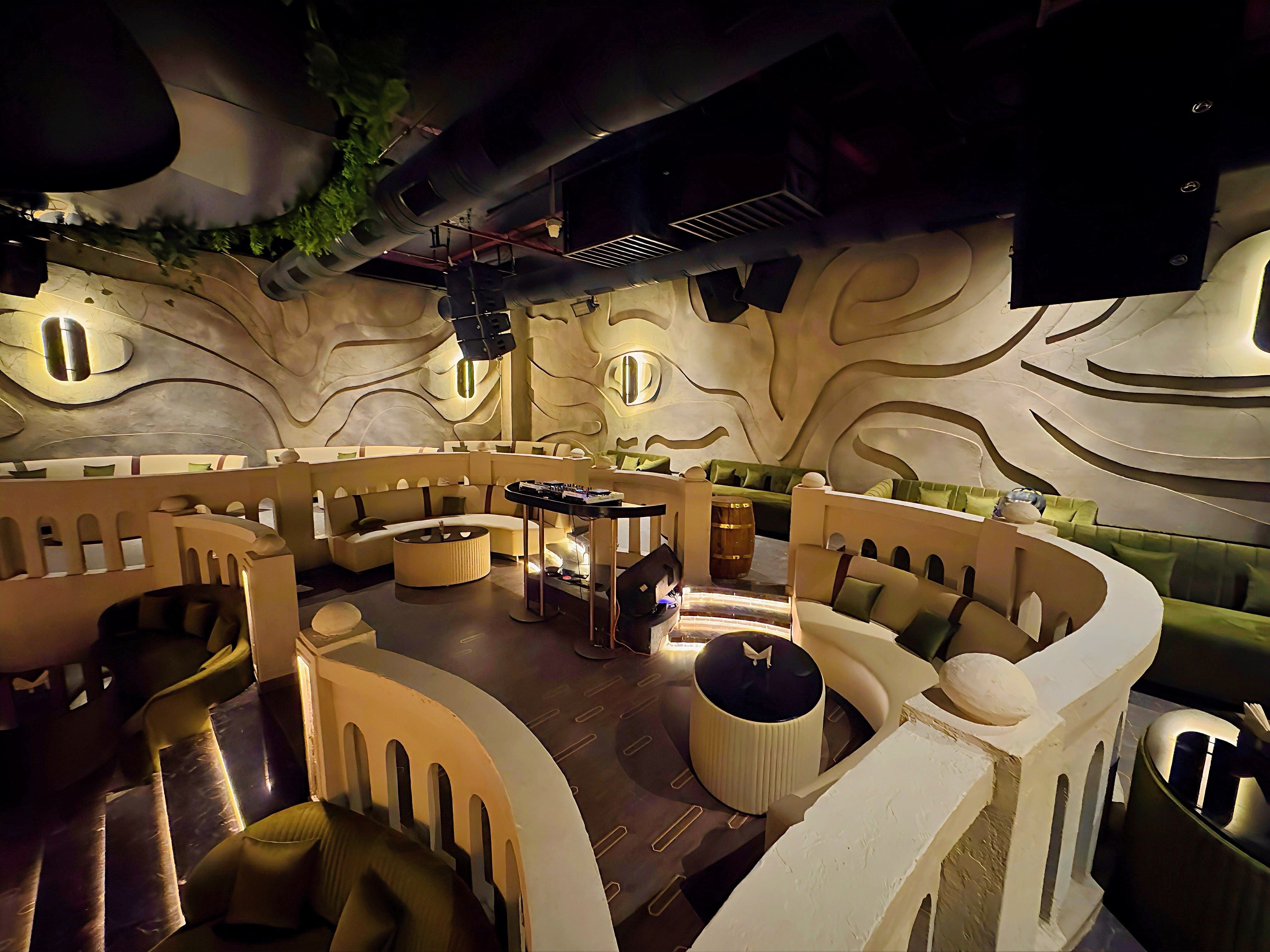 night clubs, dance bars, party clubs - Bombay Cocktail Bar - img4
