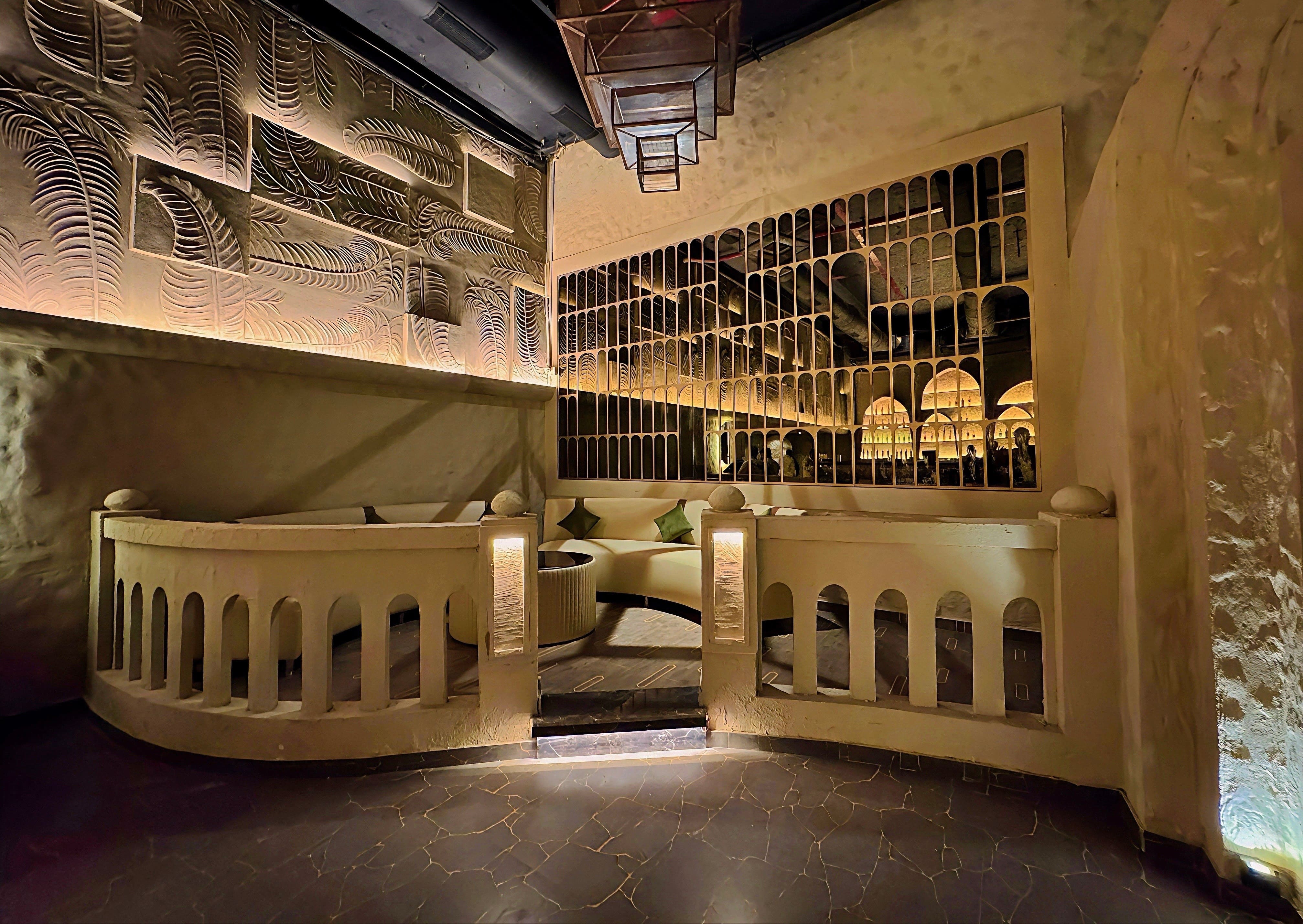 night clubs, dance bars, party clubs - Bombay Cocktail Bar - img2
