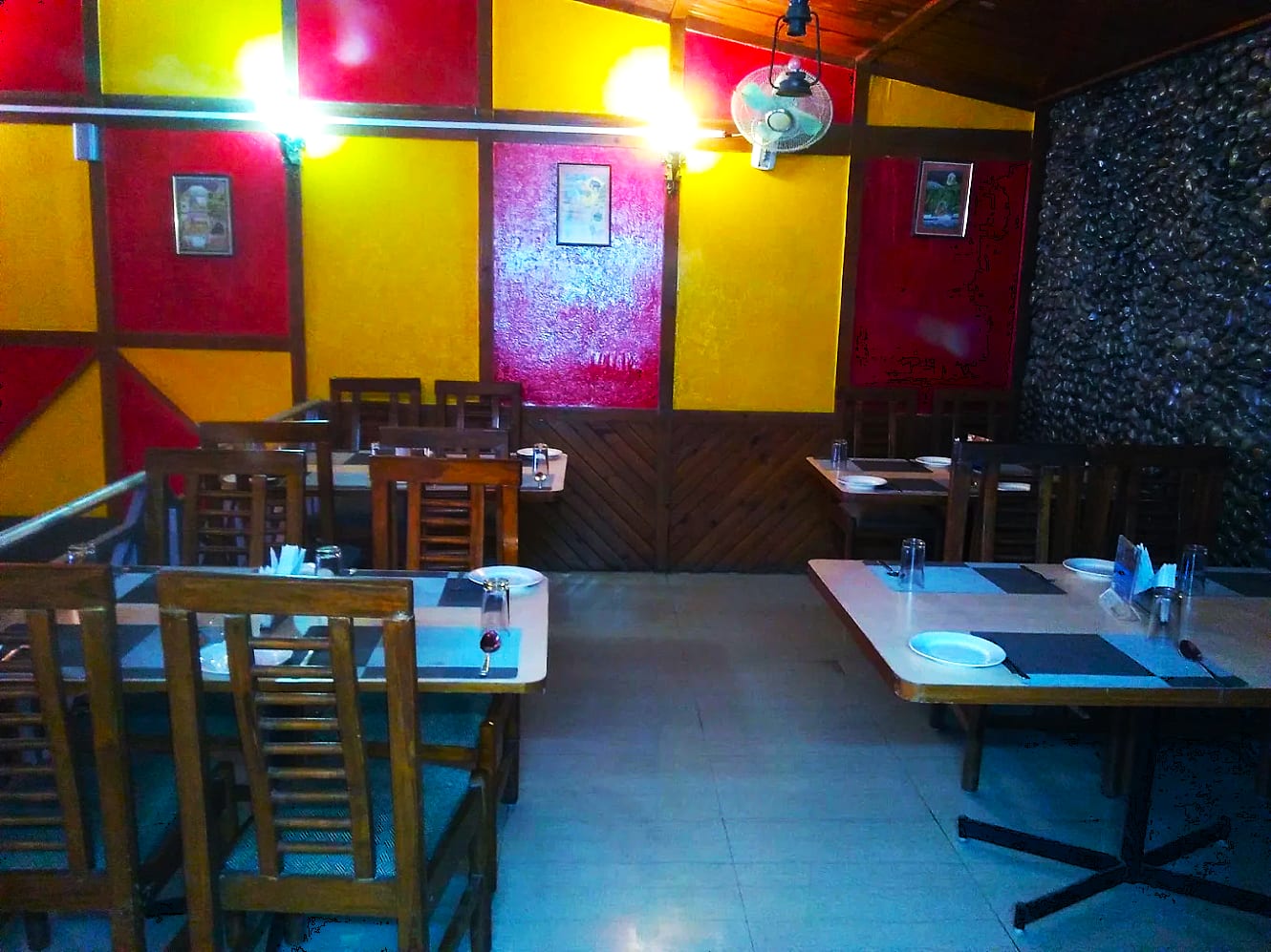 restaurants on Mall Road, Mall Road food, must try restaurants, local food, popular restaurants, cafes, street food, family restaurants, rooftop restaurants - Moti Mahal Delux - img3