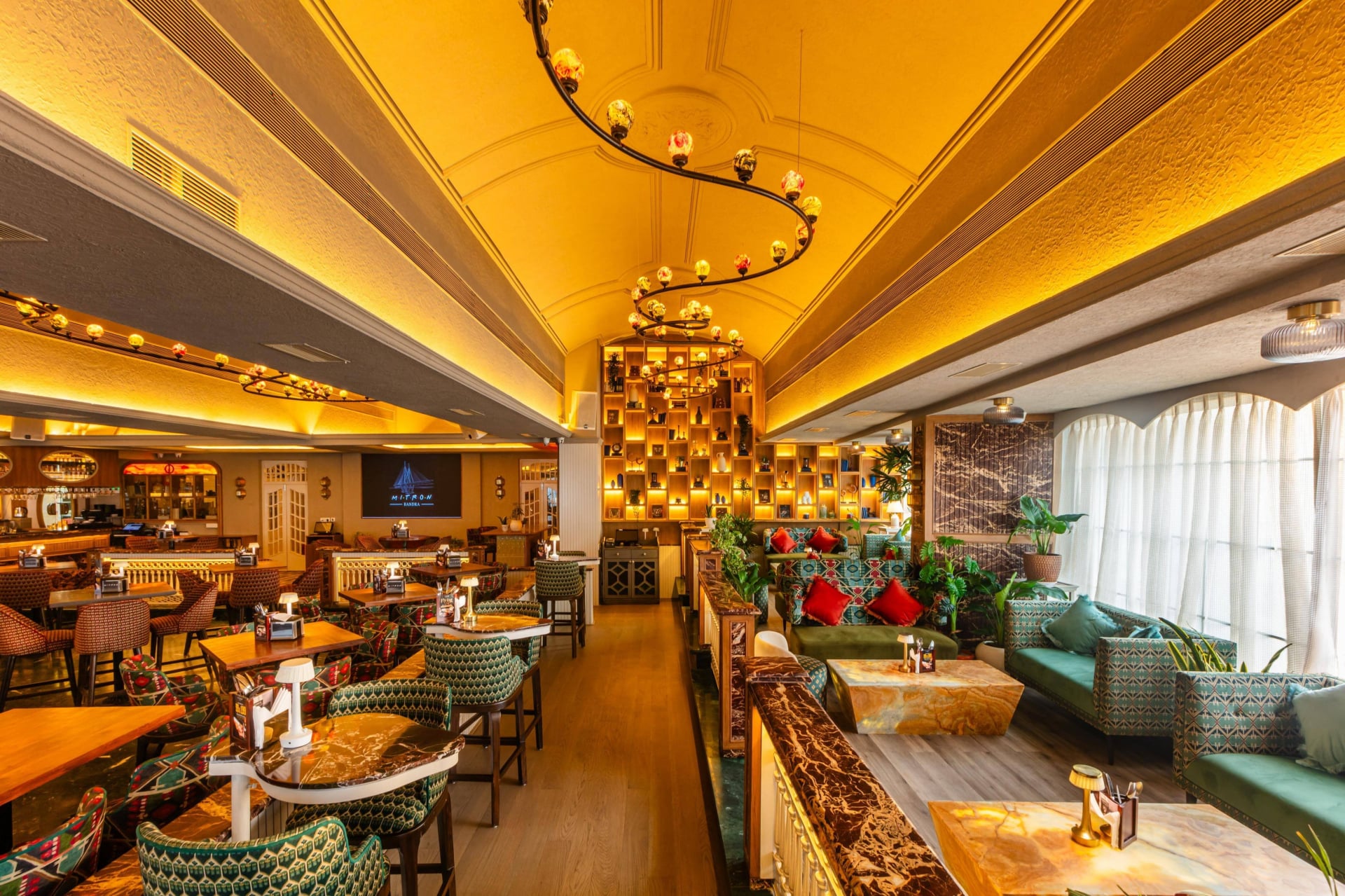 party bars, nightlife, fun bars for groups, night spots, late night bars, night clubs, dance clubs, party clubs near me, nightlife near me - Mitron - img1
