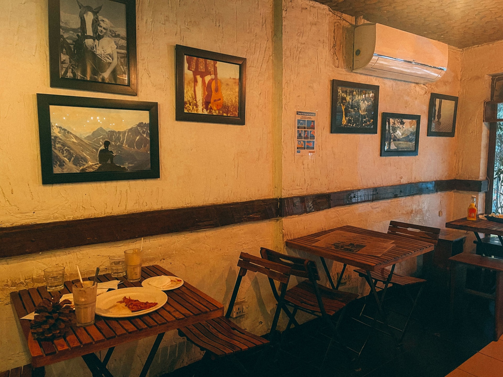 burgers, burger restaurants, best burgers, burger joints, cheeseburgers, chicken burgers, smash burgers, gourmet burgers, veggie burgers - Sakley's The Mountain Cafe - img1