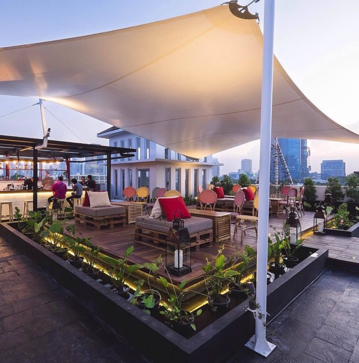 rooftop cafe jakarta