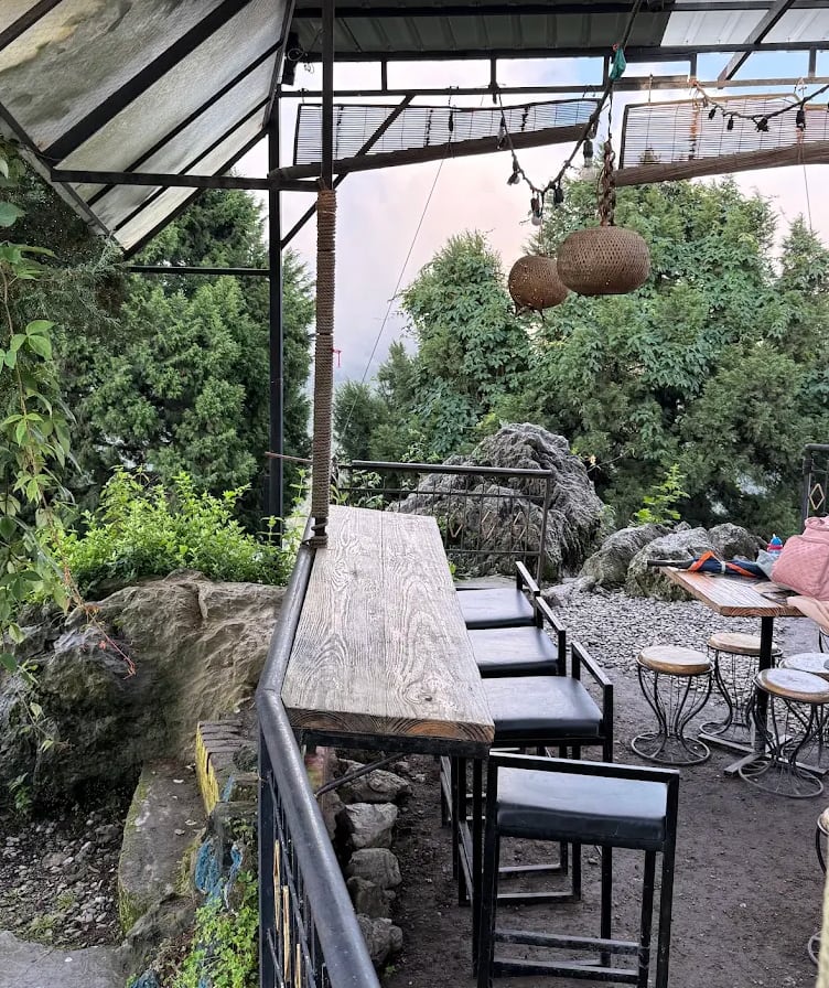 hill view cafes, hilltop cafes, cafes with a view, scenic cafes, mountain cafes, rooftop cafes, hillside restaurants, Mussoorie cafes - The Tikka Terrace - img5