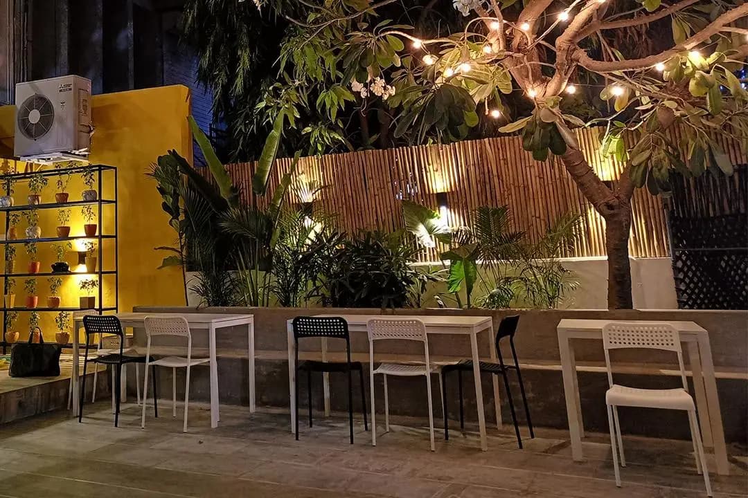 healthy breakfast, avocado toast, smoothie bowls, healthy breakfast options, high protein breakfast, healthy breakfast near me, brunch places near me, brunch near me, brunch cafe, acai bowl near me - Crazy Plant Lady - A Plant Boutique Cafe - img5
