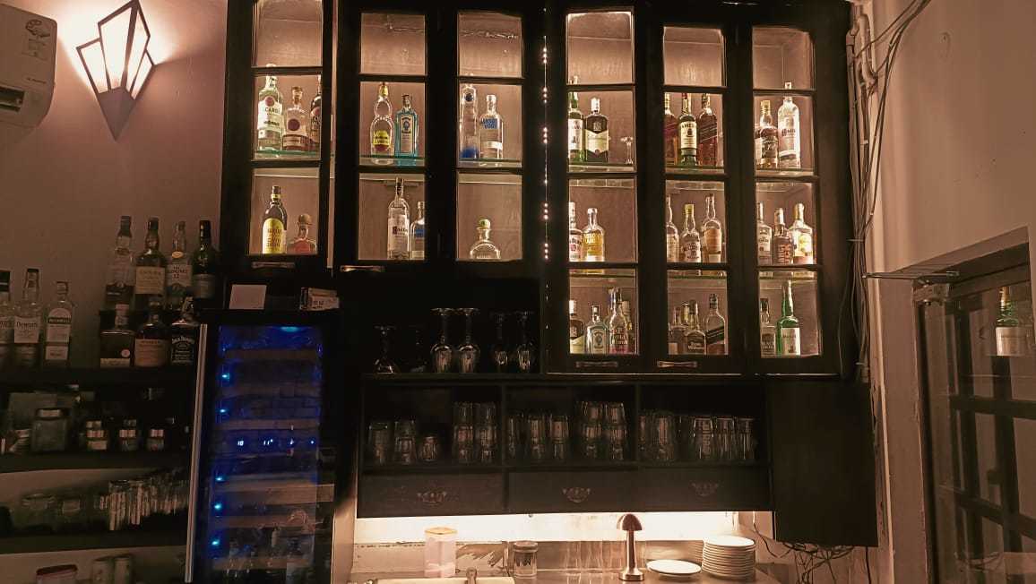 party bars, nightlife, fun bars for groups, night spots, late night bars, night clubs, dance clubs, party clubs near me, nightlife near me - Skinny Mo's Jazz Club - img1
