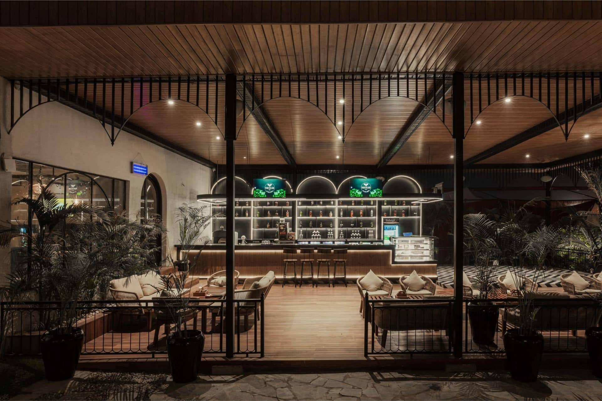 party places, party restaurants, nightlife, pubs, nightclubs, party bars, lounges, live music bars, rooftop bars - Vint Club - img2