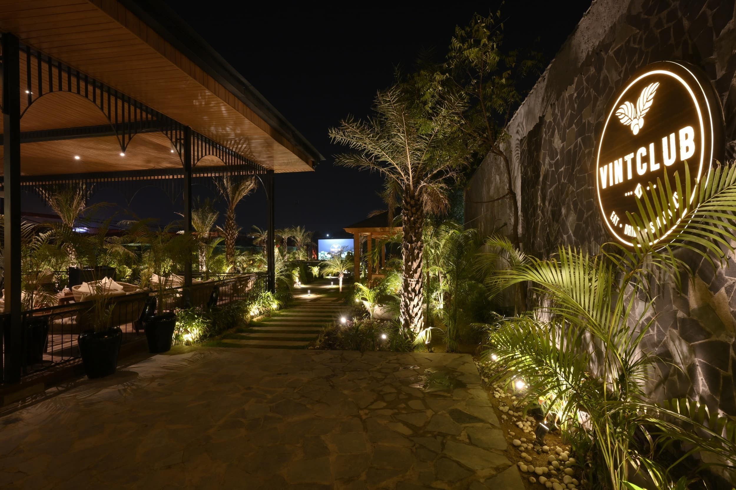 party places, party restaurants, nightlife, pubs, nightclubs, party bars, lounges, live music bars, rooftop bars - Vint Club - img1