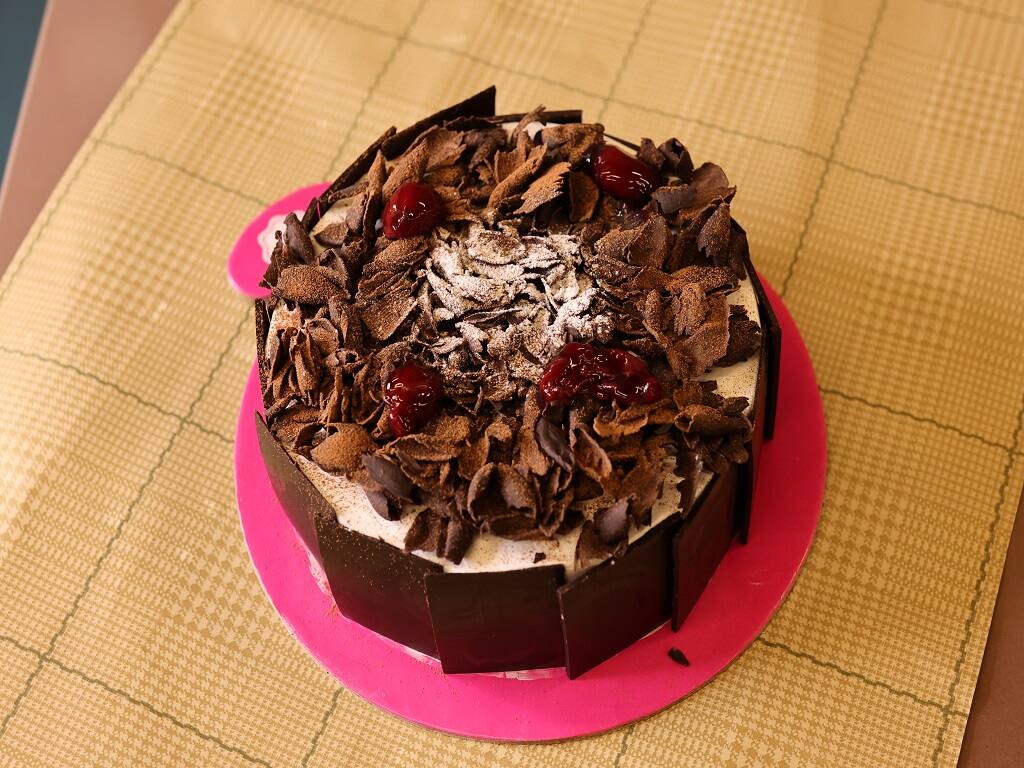 Buy/Send Dark Royal Cake Half kg Online- Winni | Winni.in