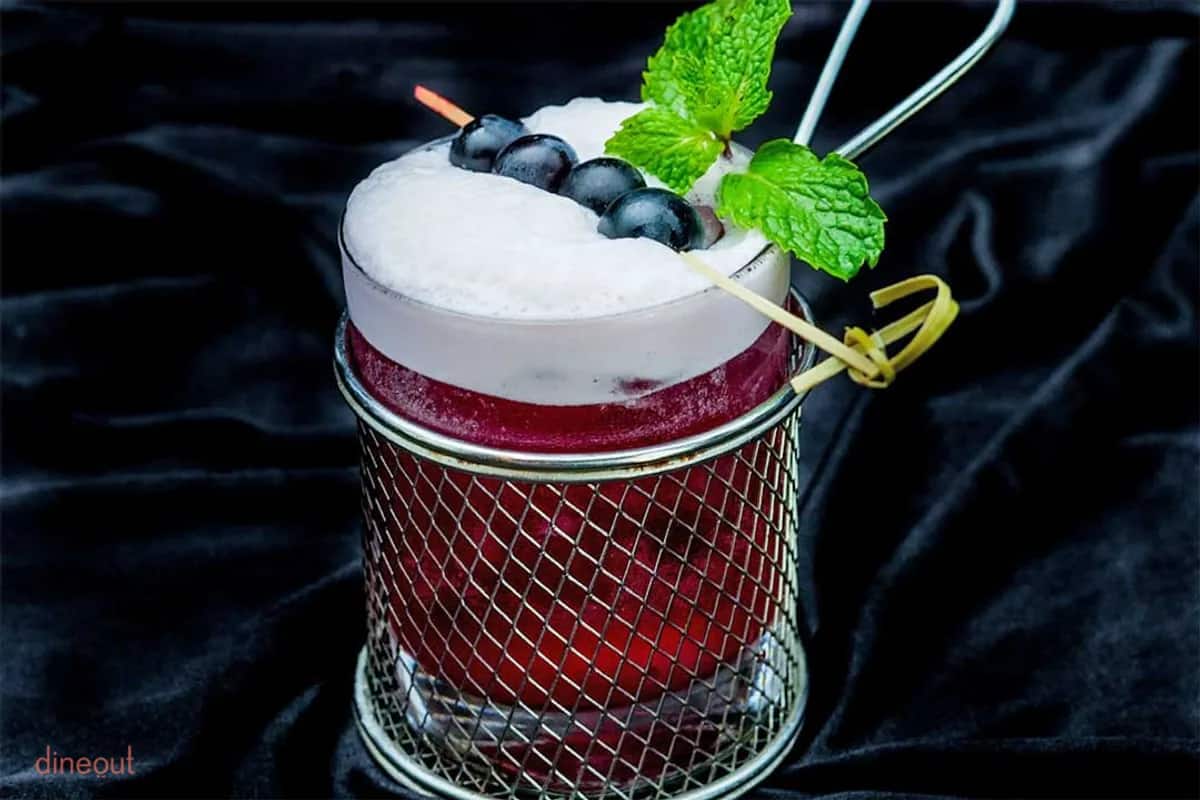 party bars, nightlife, fun bars for groups, night spots, late night bars, night clubs, dance clubs, party clubs near me, nightlife near me - Bata Chowk Social - img3
