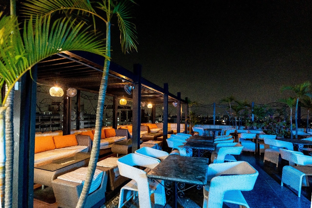 rooftop restaurants near me, rooftop restaurants, sky bar, best bars near me, rooftop bars - Blue And Beyond - img1
