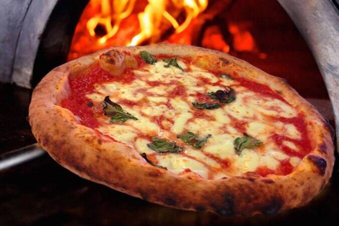 Risultati immagini per pizza napoletana