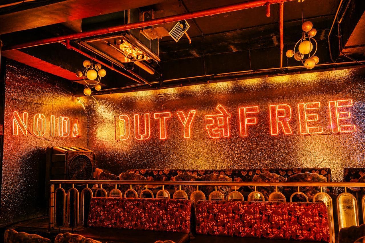 party bars, nightlife, fun bars for groups, night spots, late night bars, night clubs, dance clubs, party clubs near me, nightlife near me - Duty Free Courtyard - img5