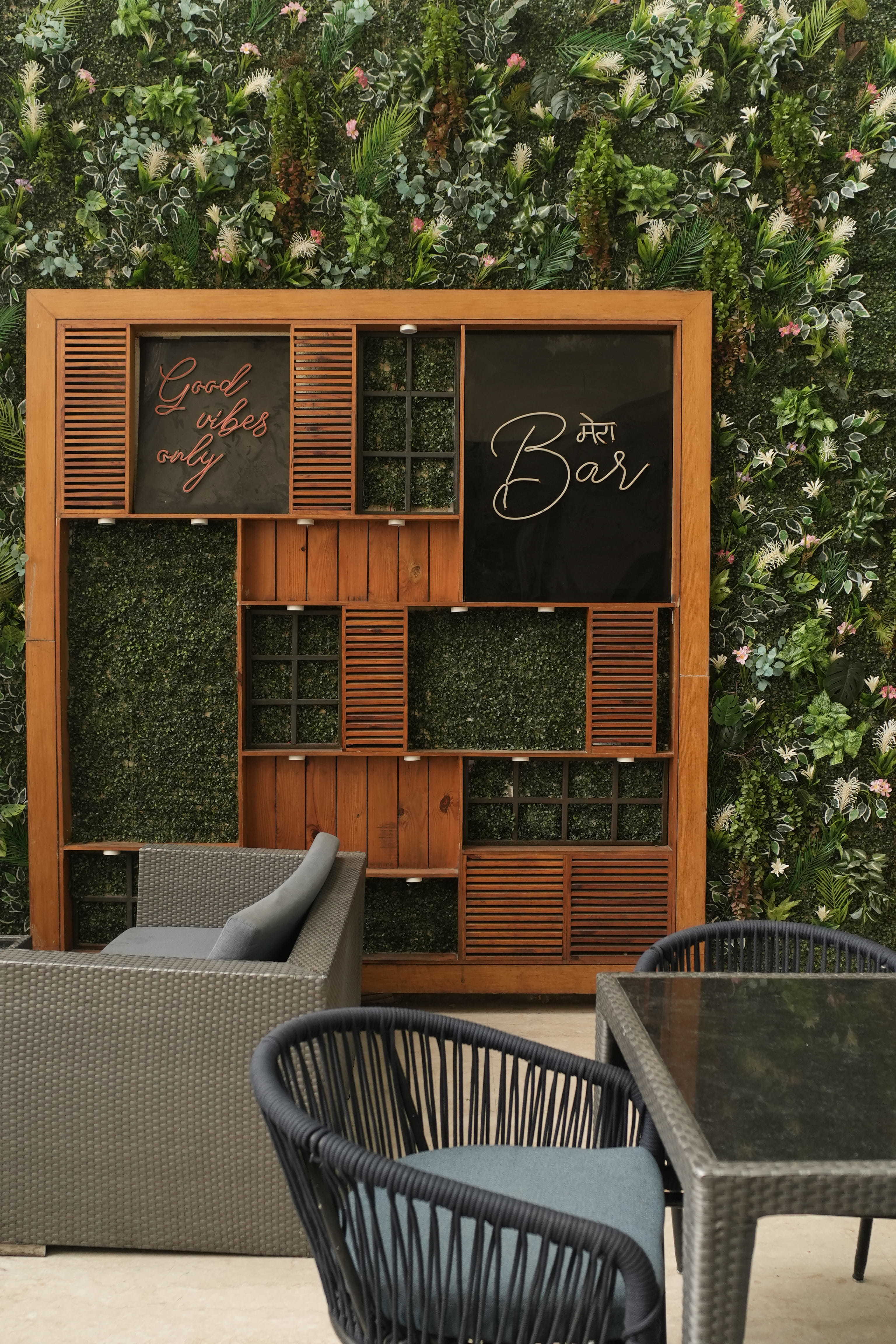 party places, party restaurants, nightlife, pubs, nightclubs, party bars, lounges, live music bars, rooftop bars - My Bar Headquarters - img3