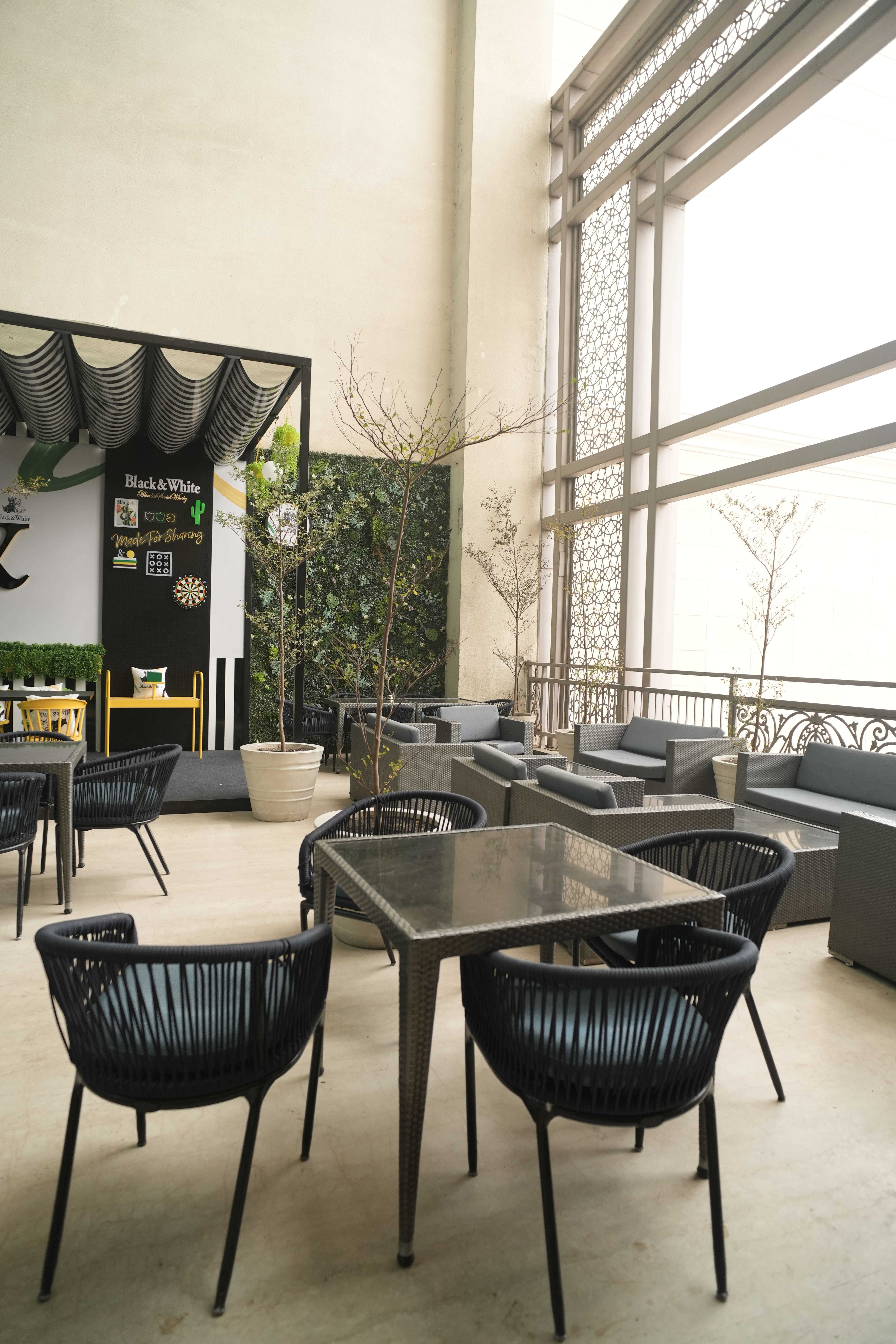 party places, party restaurants, nightlife, pubs, nightclubs, party bars, lounges, live music bars, rooftop bars - My Bar Headquarters - img5