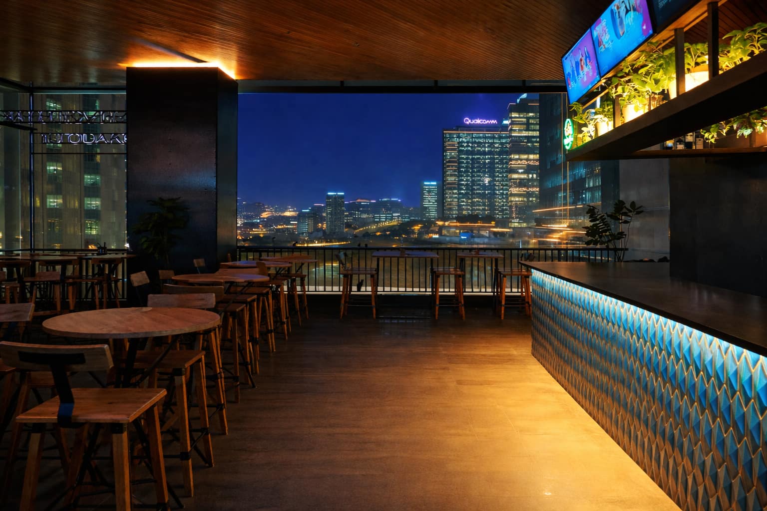 bars near me, pubs near me, wine, cocktails, beer, brewery near me, cocktails near me, happy hour near me, sports bar near me - Swing Lounge Sports Bar - img1