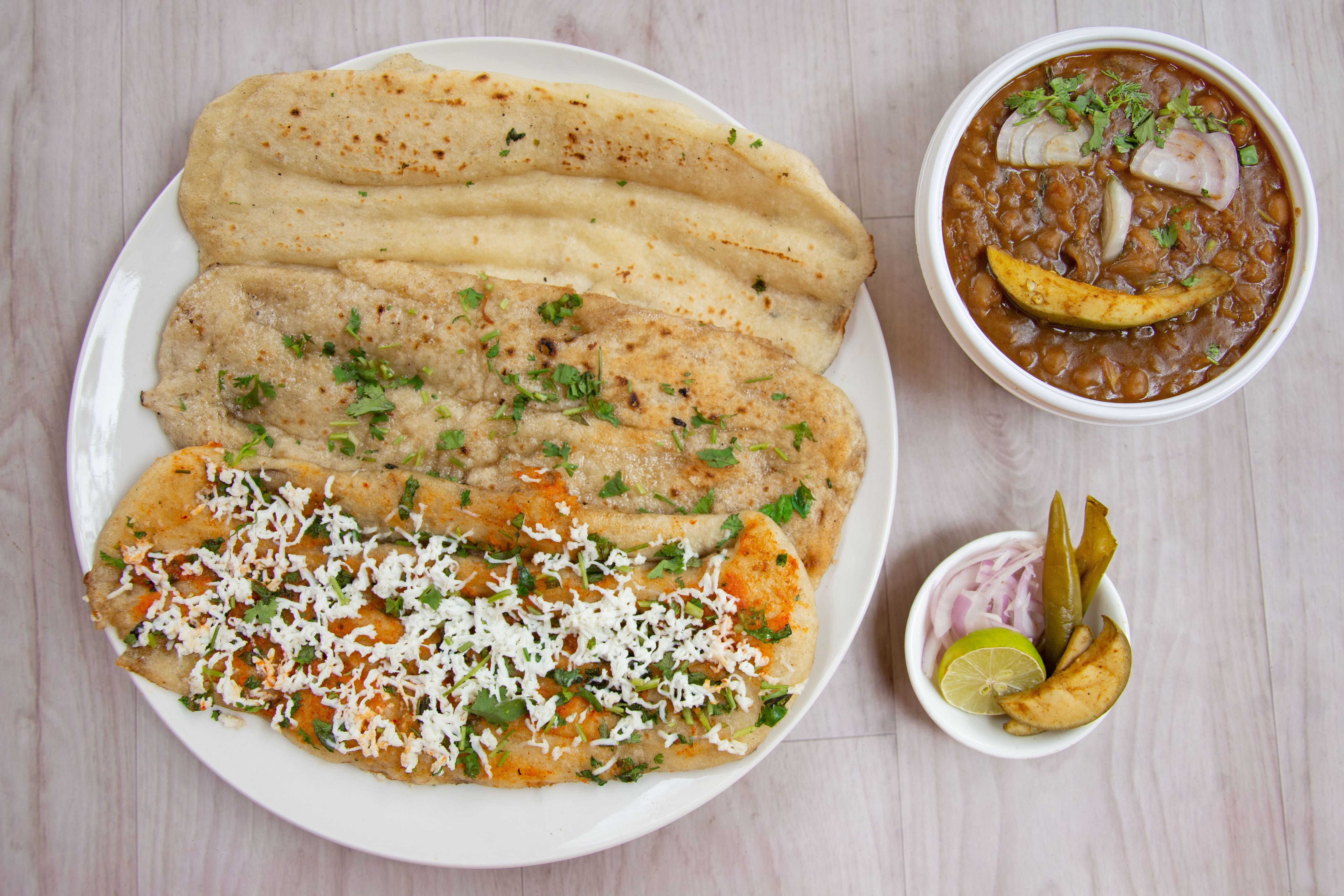 8 Best Street-Style Chole Kulche Walas In Delhi You Gotta Know About