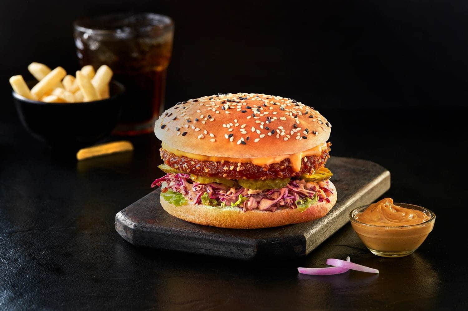 American restaurants, American food, burgers, steaks, sandwiches, American chopsuey - Leon's Burgers & Wings - img1