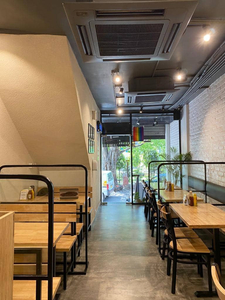 burgers, burger restaurants, best burgers, burger joints, cheeseburgers, chicken burgers, smash burgers, gourmet burgers, veggie burgers - AKU'S - The Burger Co. - img3