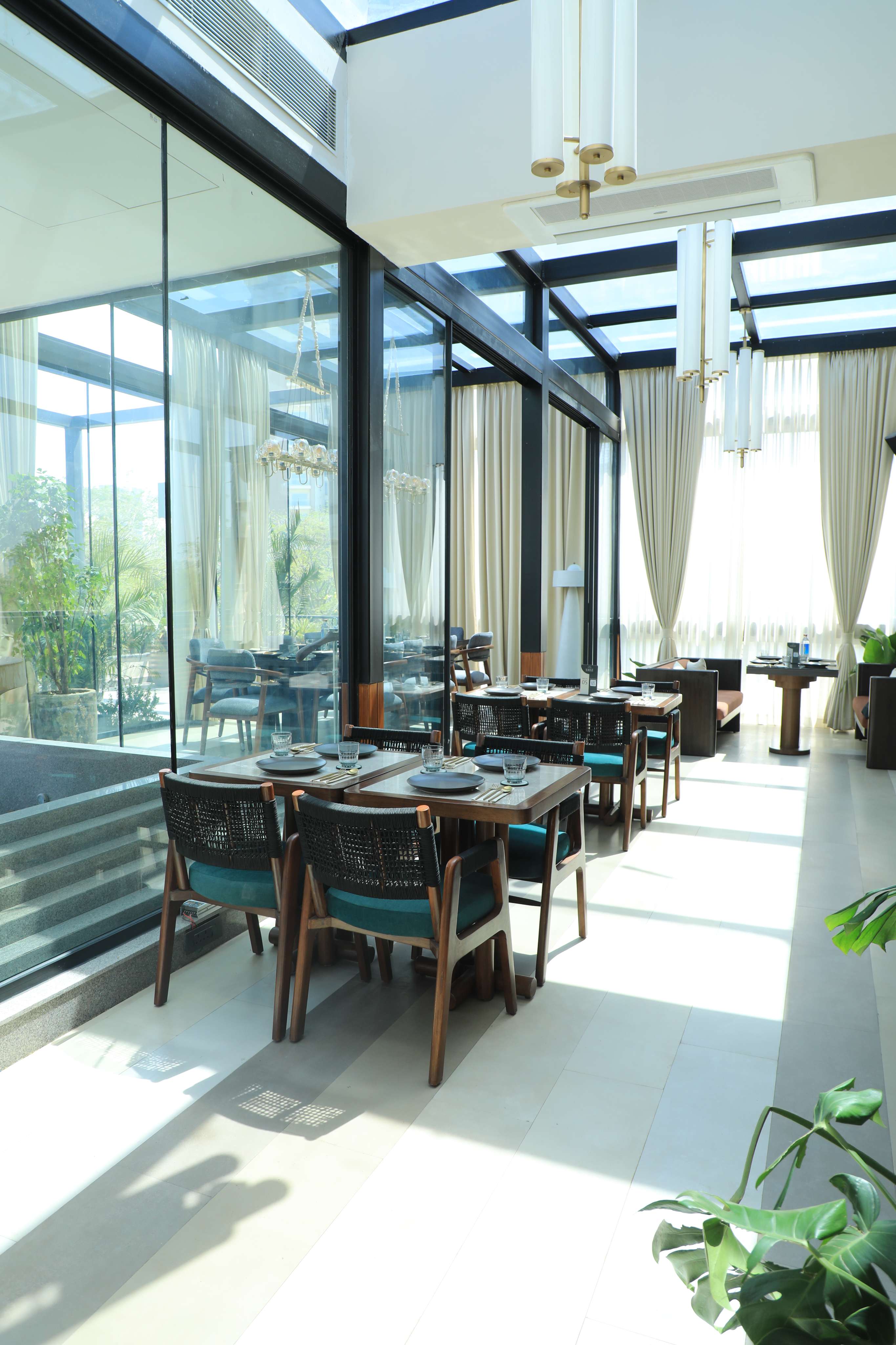 outdoor cafes, cafes with outdoor seating, cafe outdoor seating, cafe with outdoor seating, cafe with outside seating - Saulé - img2
