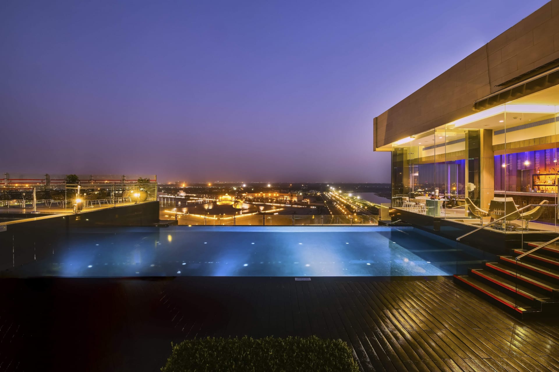 party places, party restaurants, nightlife, pubs, nightclubs, party bars, lounges, live music bars, rooftop bars - Sky Bar - Renaissance Lucknow Hotel - img2