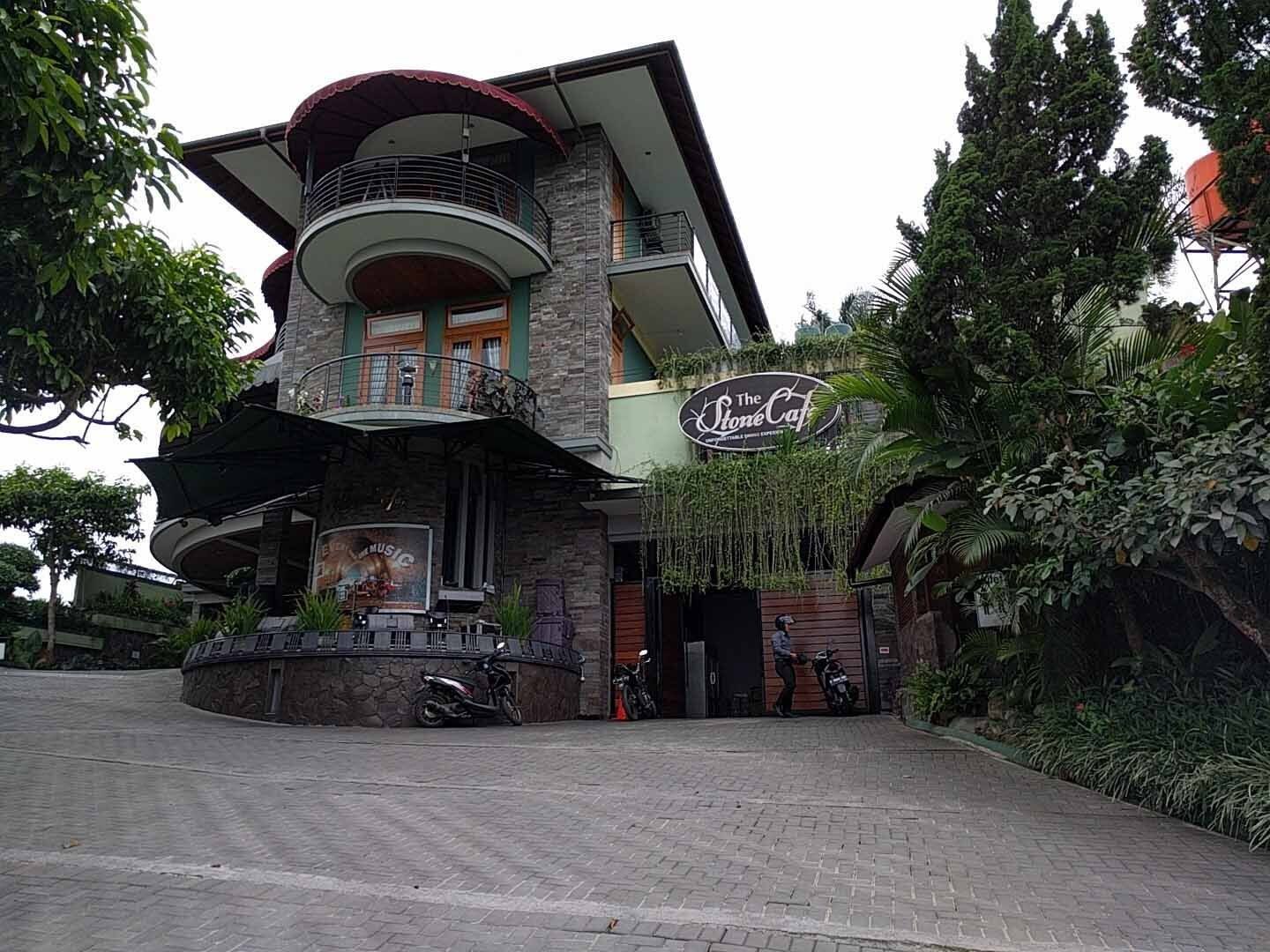 The Stone Cafe Dago Pakar Bandung