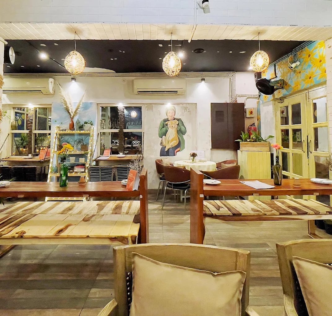 cheap cafes, good cafe in lucknow - The Peddler's - img1