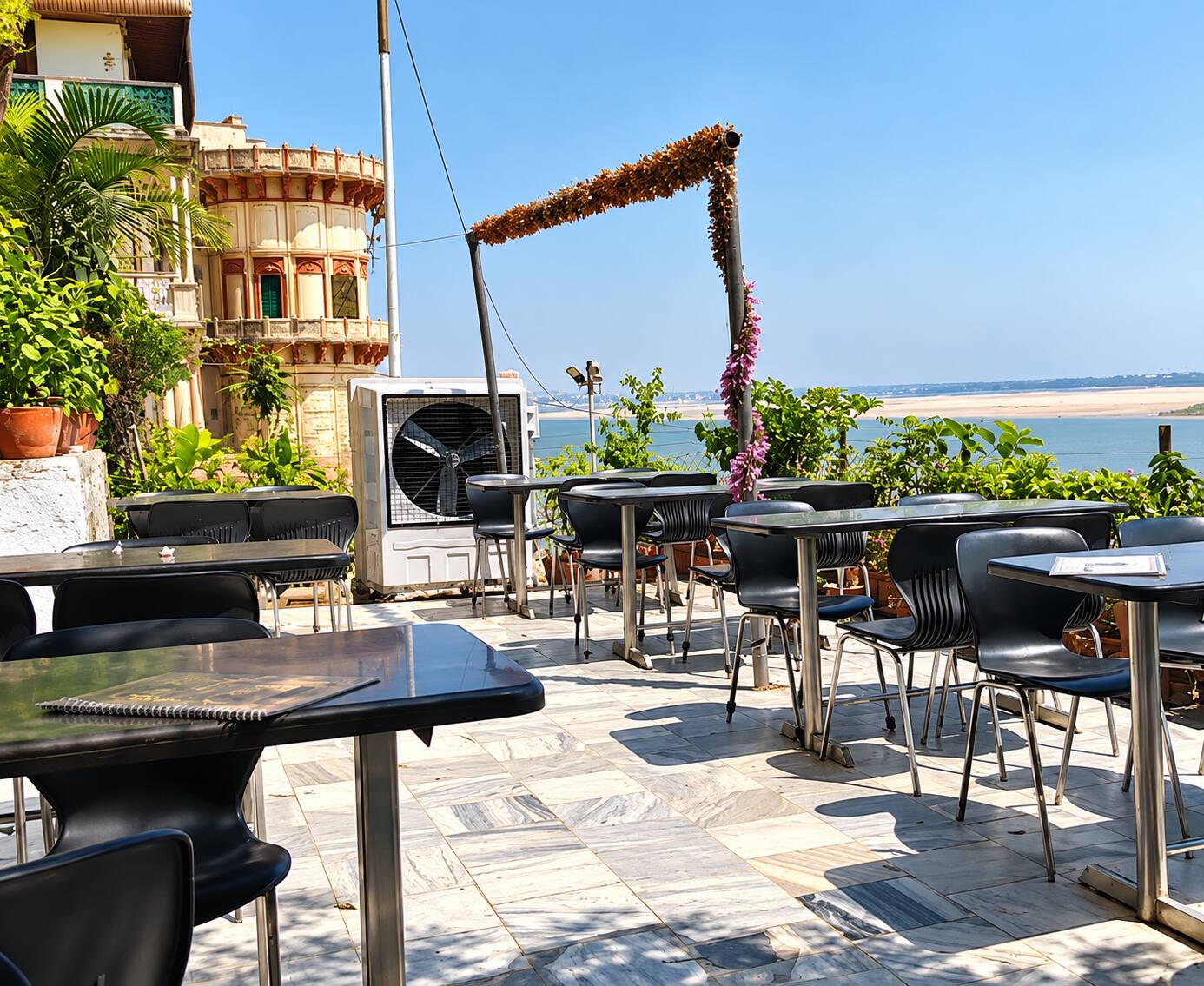 restaurants near Dashashwamedh Ghat, Varanasi food, Varanasi restaurants, Banarasi food, local food, street food, vegetarian restaurants, rooftop restaurants - Pizzeria Vaatika Cafe - img3