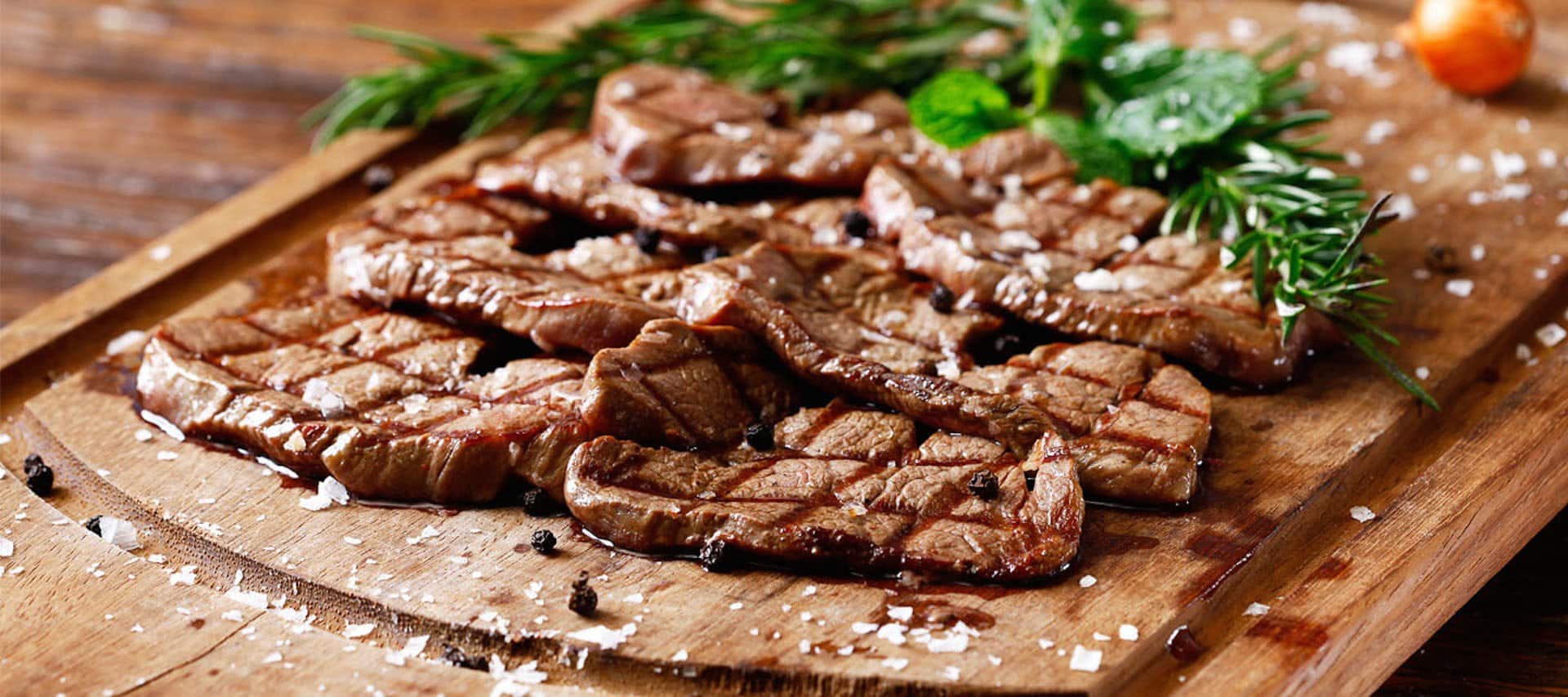 Приснилось есть мясо. Мясо лукум стейк. Nusr et Стамбул. Nusr-et Steakhouse. Нарезанный хлеб.